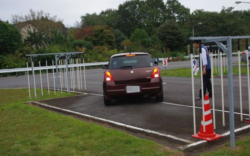 車庫入れや縦列駐車など苦手運転を克服するための講習会