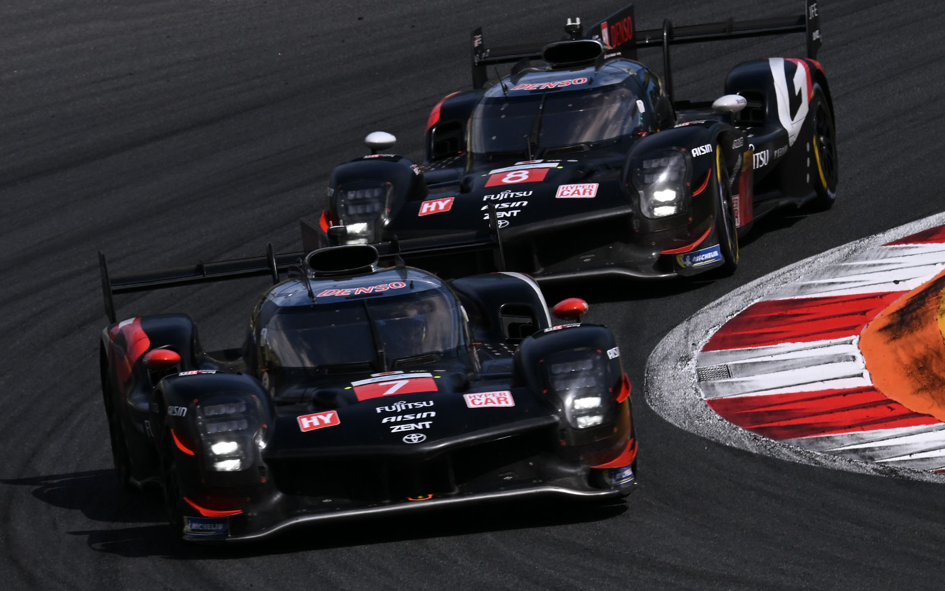 トヨタ GR010 HYBRIDの2台