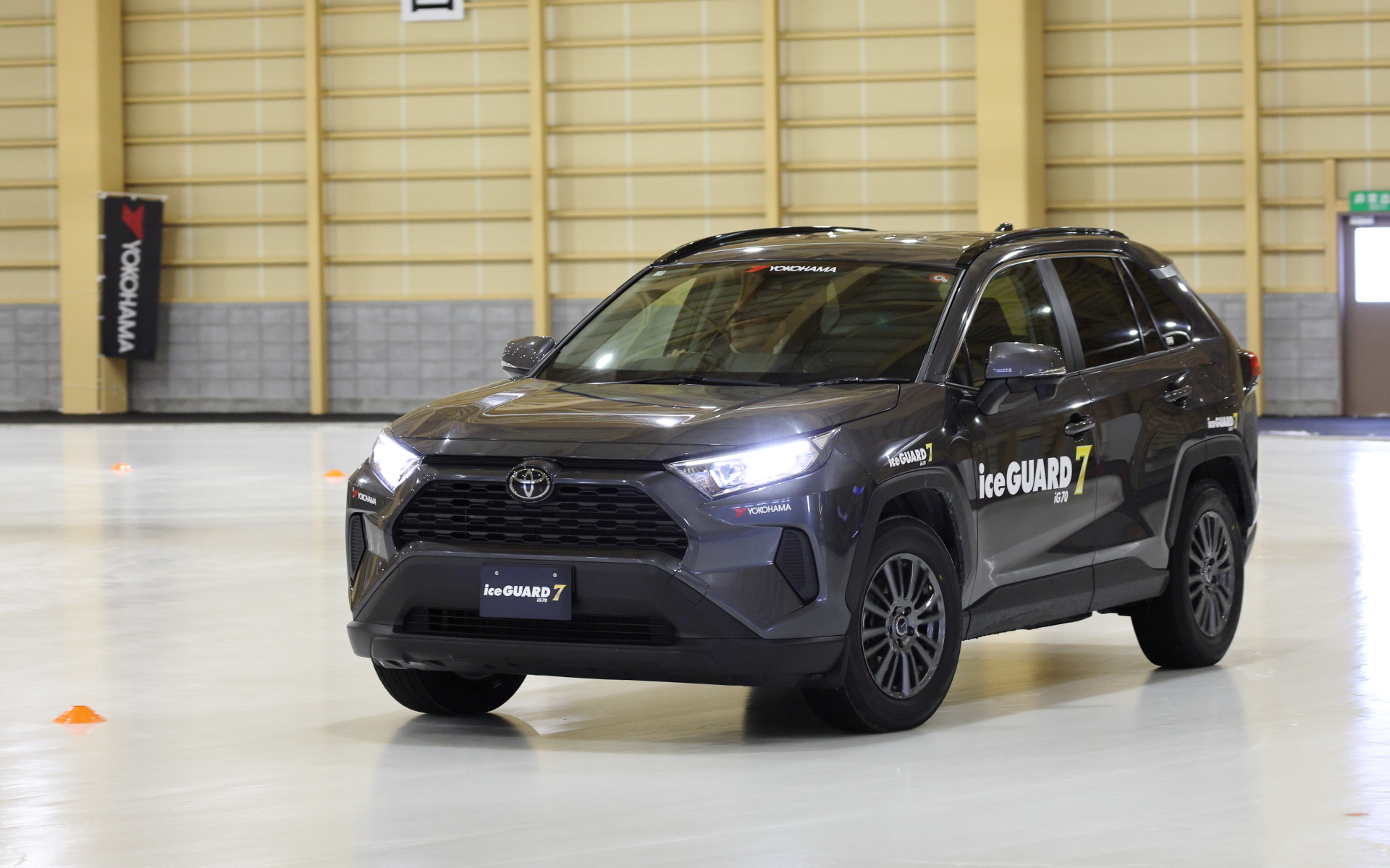 アイスガードSUVを履いたトヨタのRAV4