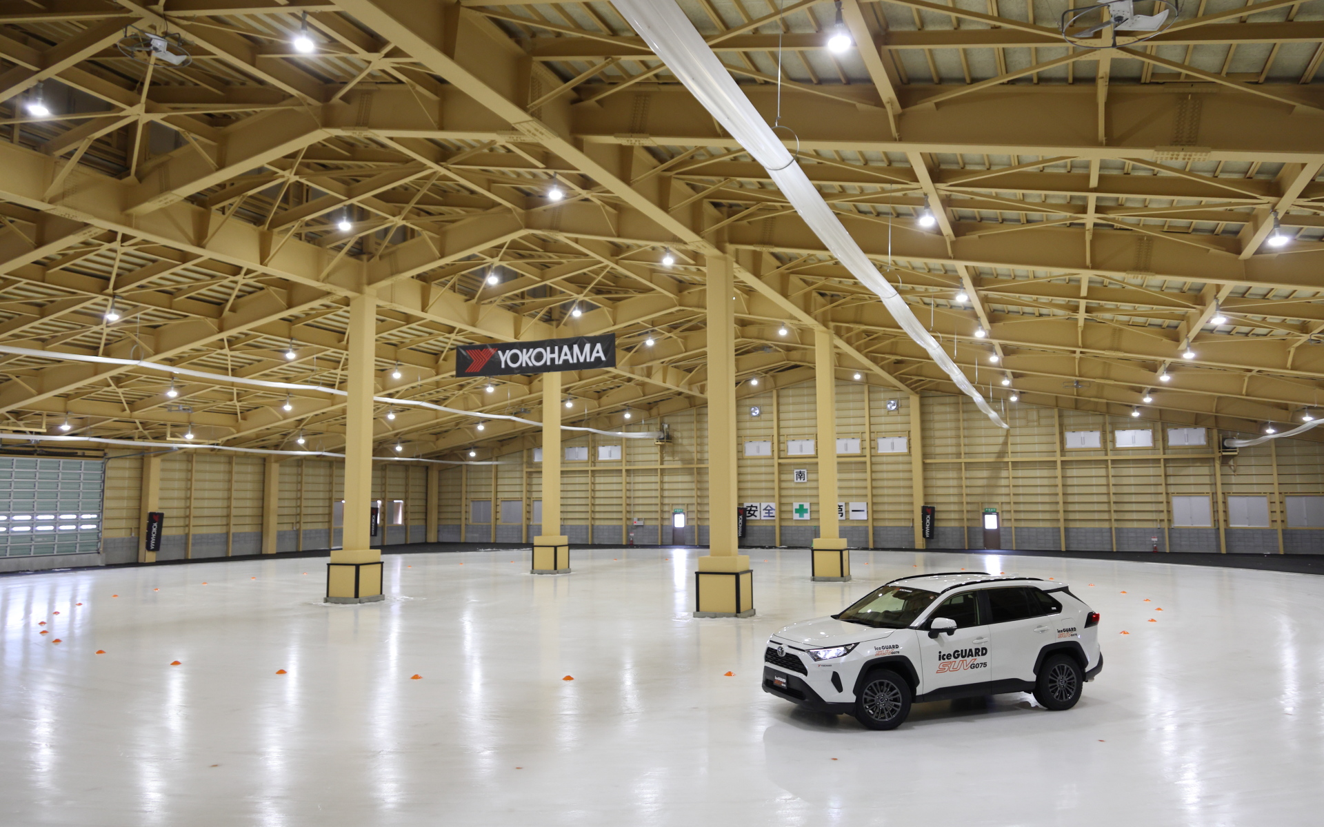 屋内で氷上路面の旋回性能を試せる