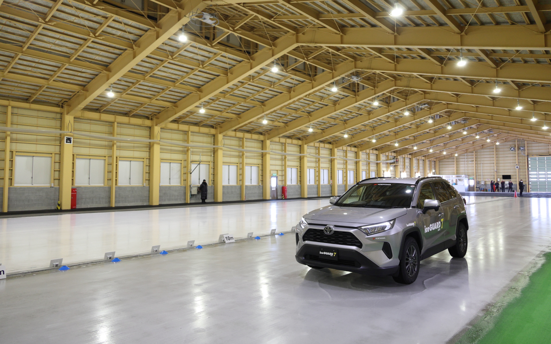 氷上路面での制動テストも実施