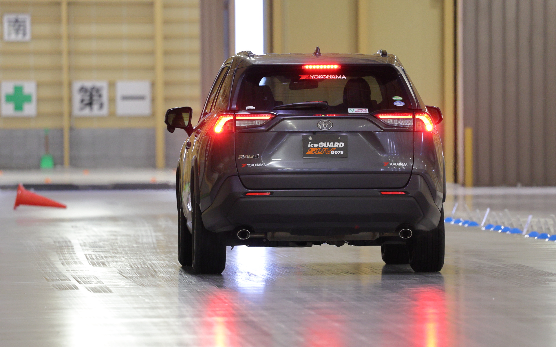 氷上路面での制動テストも実施