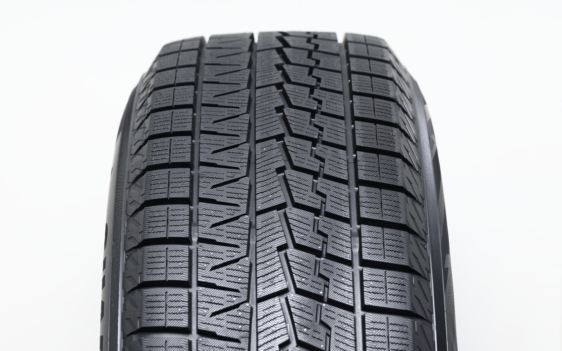 トレッドが非対称パターンのアイスガード7。溝の深さは新品時で8.8mm。13インチ～21インチまで全128サイズをラインアップ