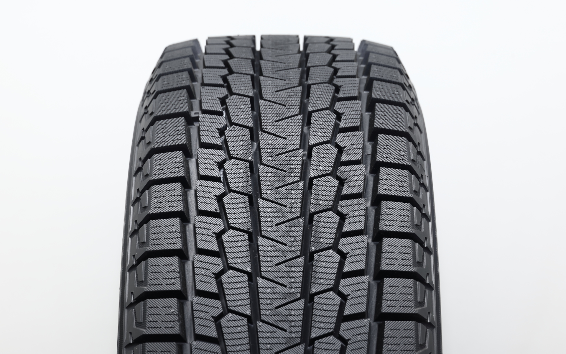 SUV向けのアイスガードSUV G075。トレッドは左右対称、溝の深さは新品時で10.5mm。サイズは15インチ～23インチまで全101サイズを取りそろえる