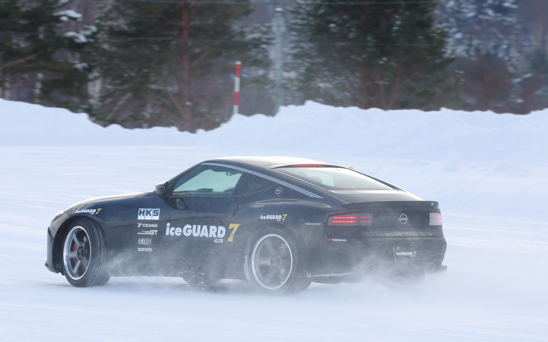 幅広で薄いスタッドレスタイヤでもしっかり性能を発揮する