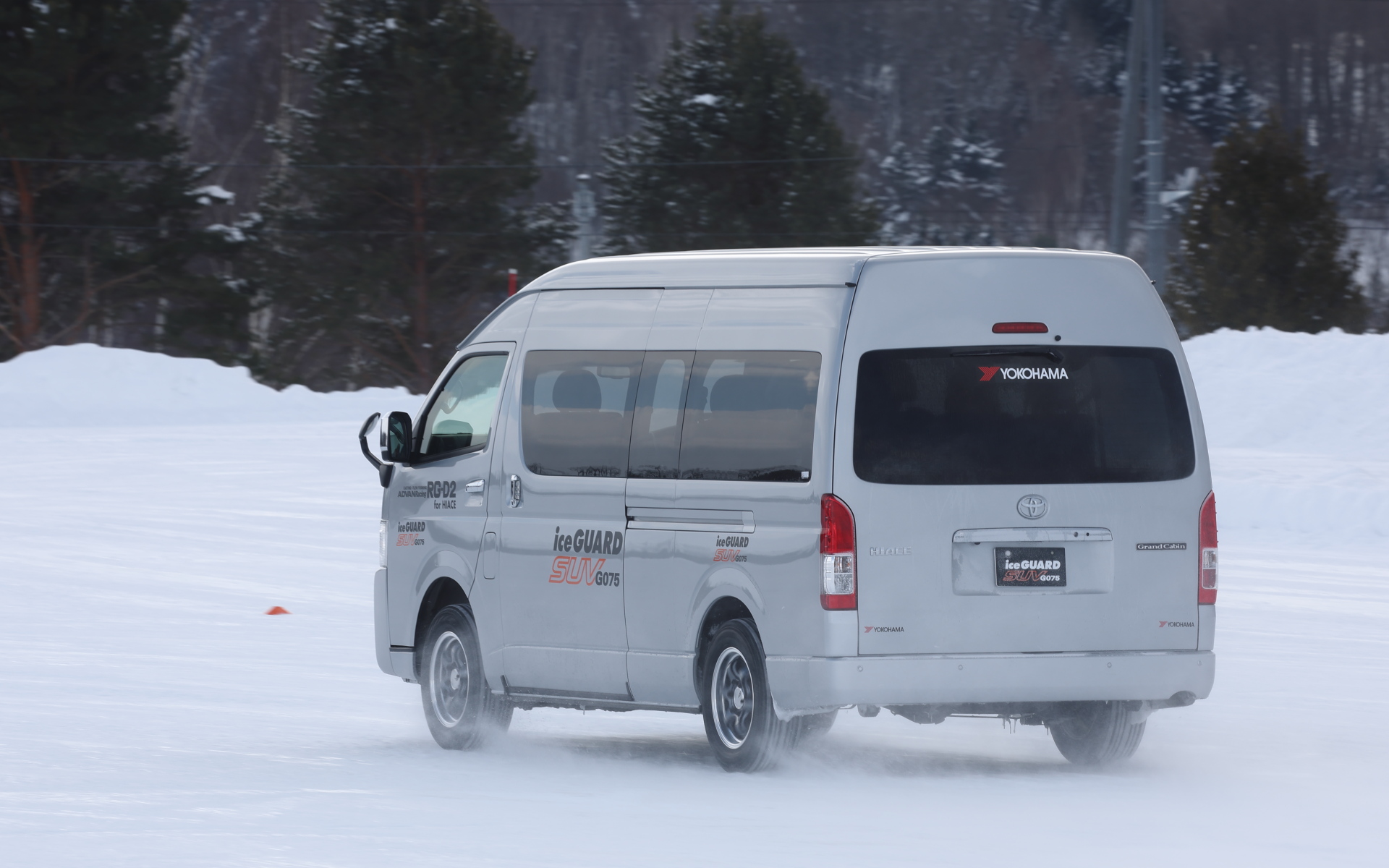 アイスガードSUVを履いたトヨタ「ハイエース」。圧雪路でもぐいぐいとしっかり走る。仕事現場が降雪地帯であればスタッドレスタイヤは必需品だろう