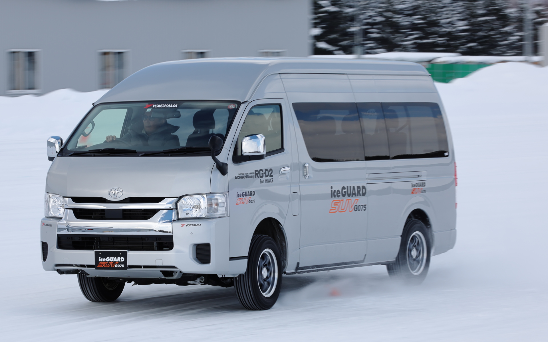 アイスガードSUVを履いたトヨタ「ハイエース」。圧雪路でもぐいぐいとしっかり走る。仕事現場が降雪地帯であればスタッドレスタイヤは必需品だろう