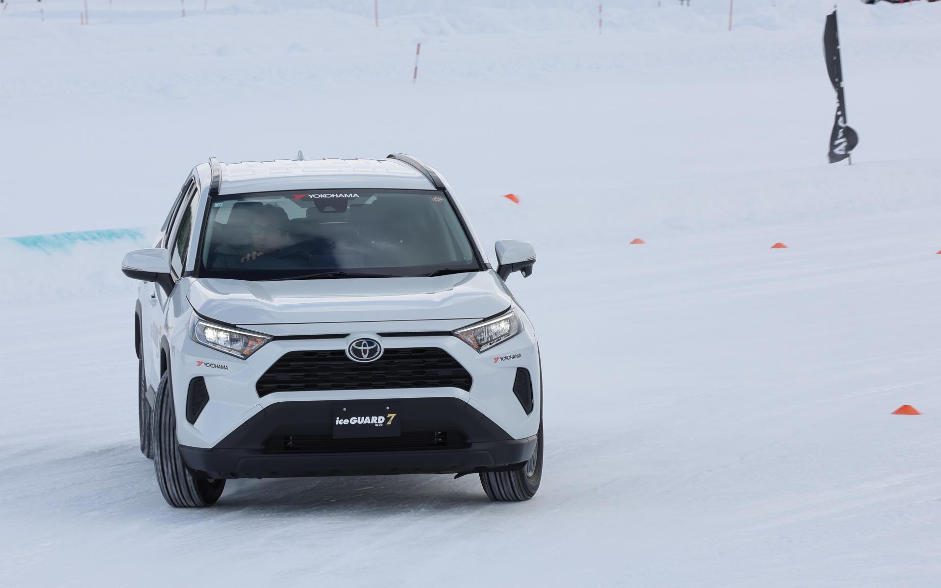 雪上でのハンドリング性能も十分な性能を持つアイスガード7