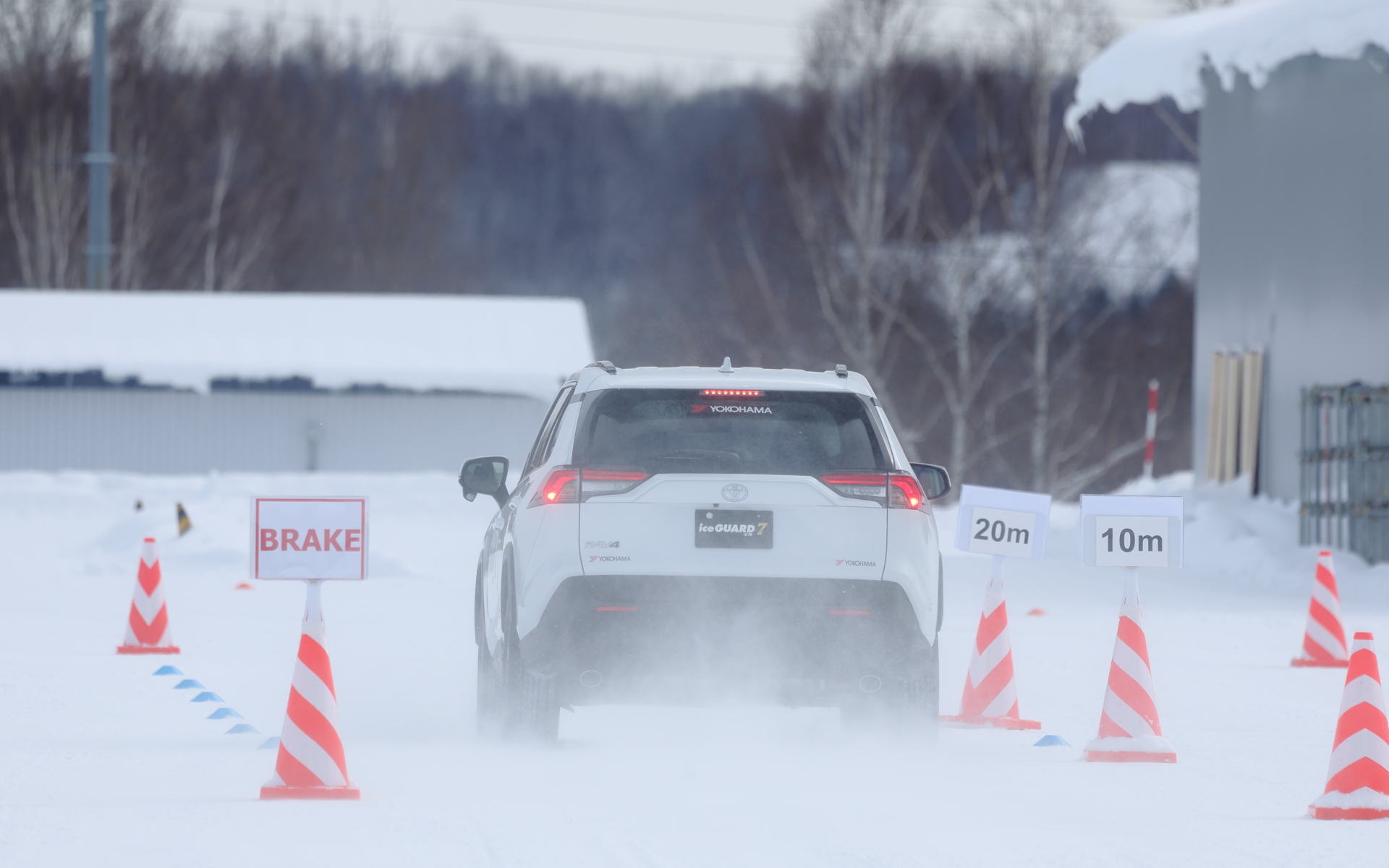 雪上でのハンドリング性能も十分な性能を持つアイスガード7