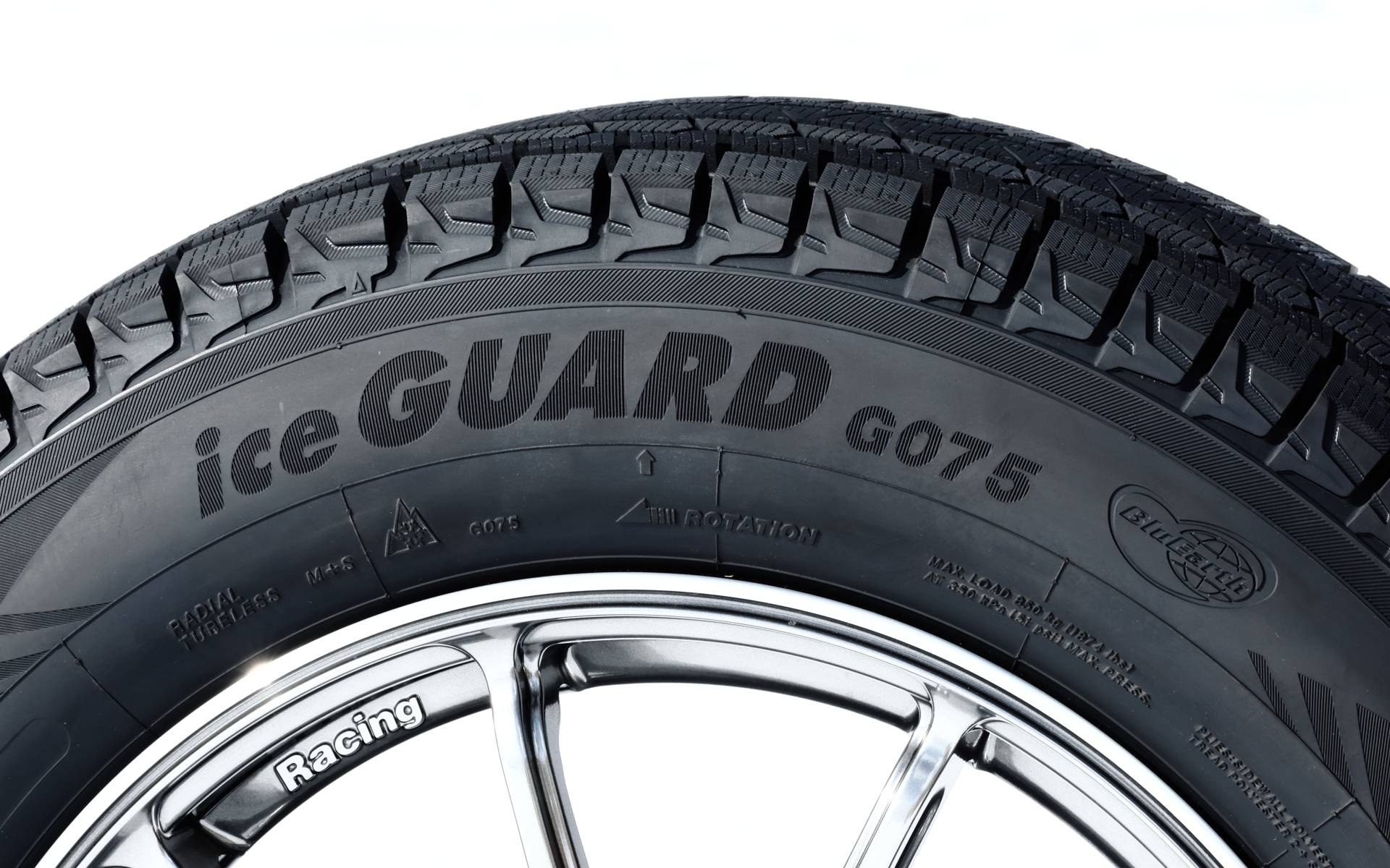 SUV向けのアイスガードSUV G075。トレッドは左右対称、溝の深さは新品時で10.5mm。サイズは15インチ～23インチまで全101サイズを取りそろえる