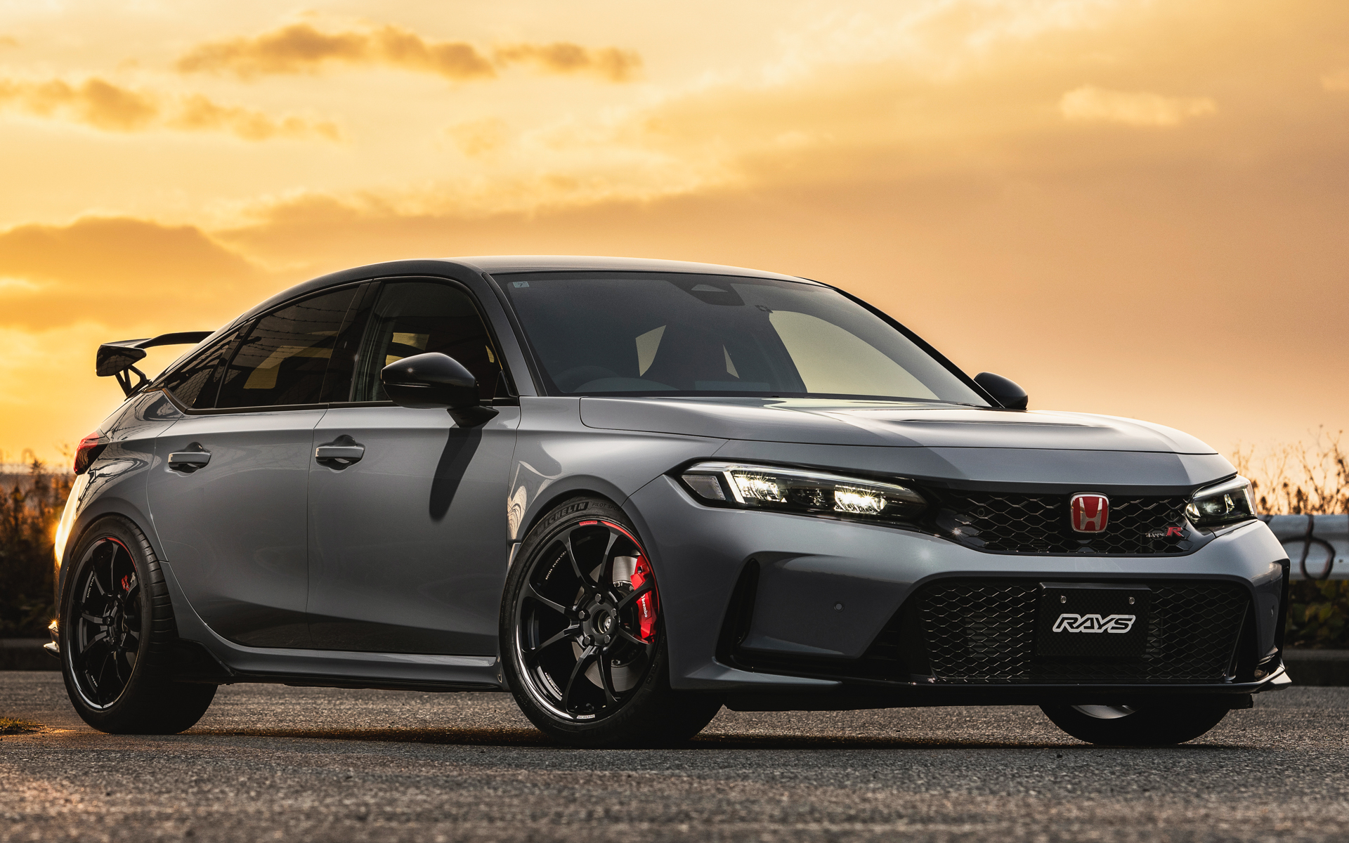 レイズの鍛造1ピースホイール「ボルクレーシング NE24 Club Sport」を装着したホンダ「シビック タイプR」