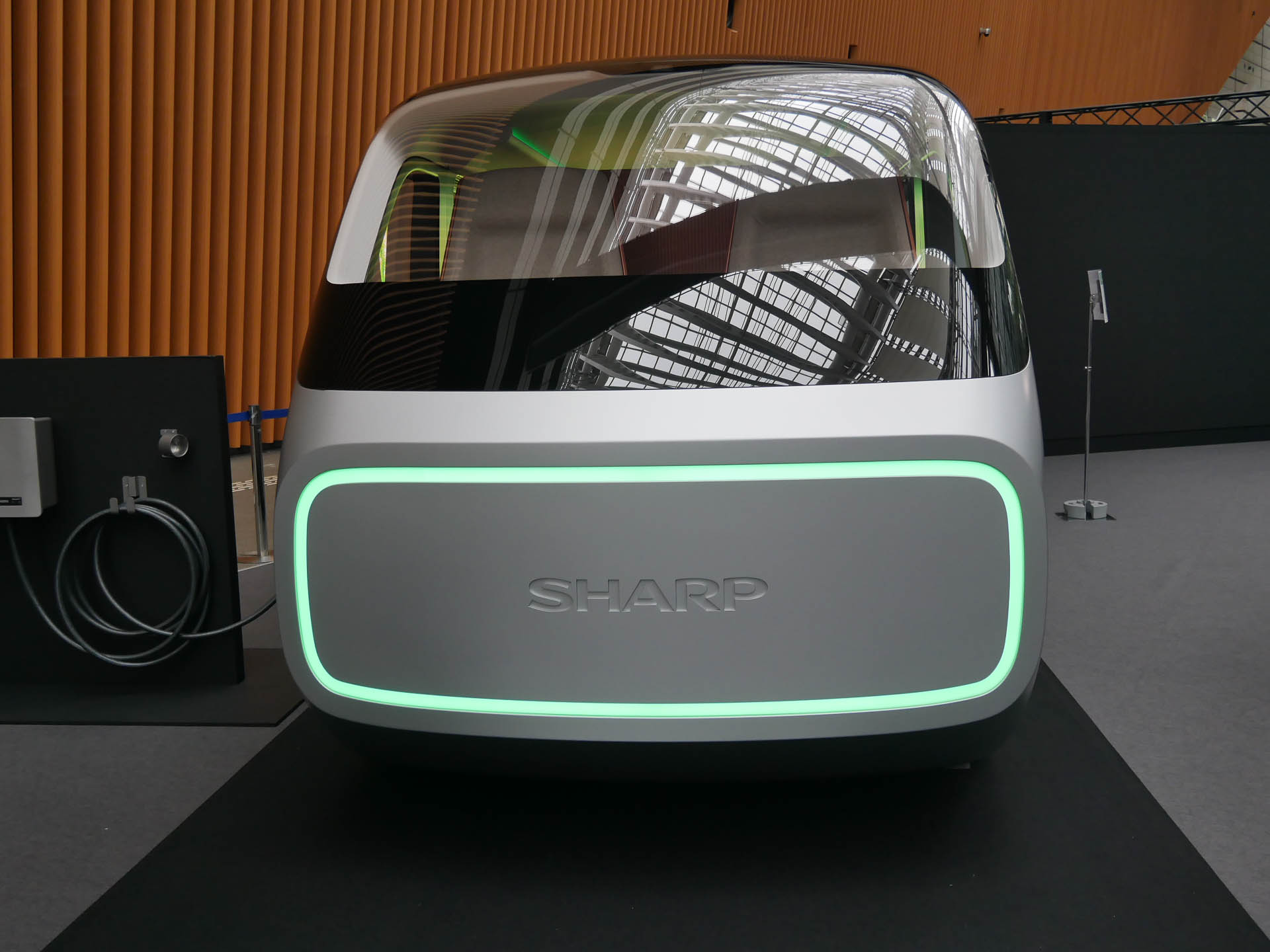 正面と背面にシャープのロゴが入っている