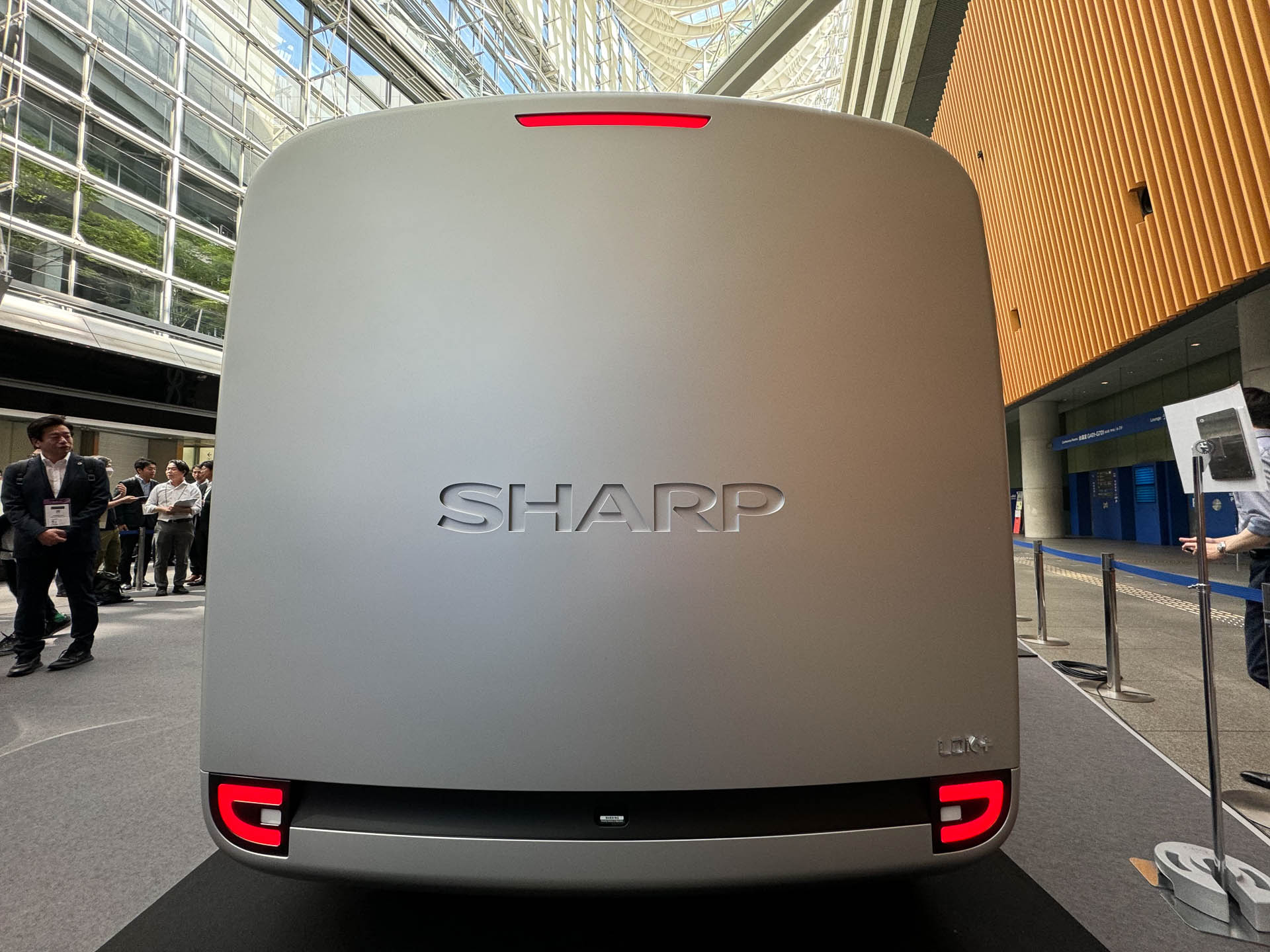 正面と背面にシャープのロゴが入っている