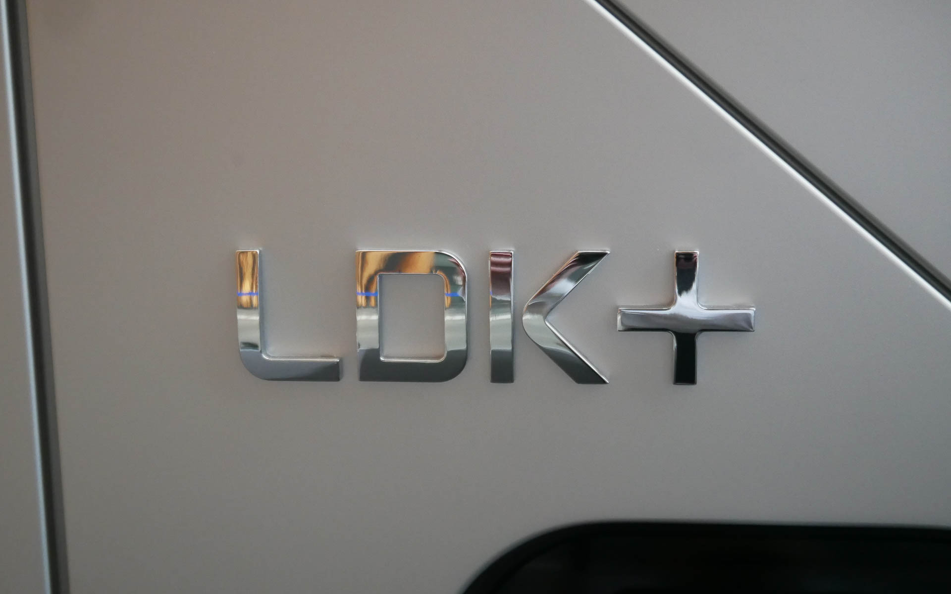 車体に書かれたLDK＋のロゴ