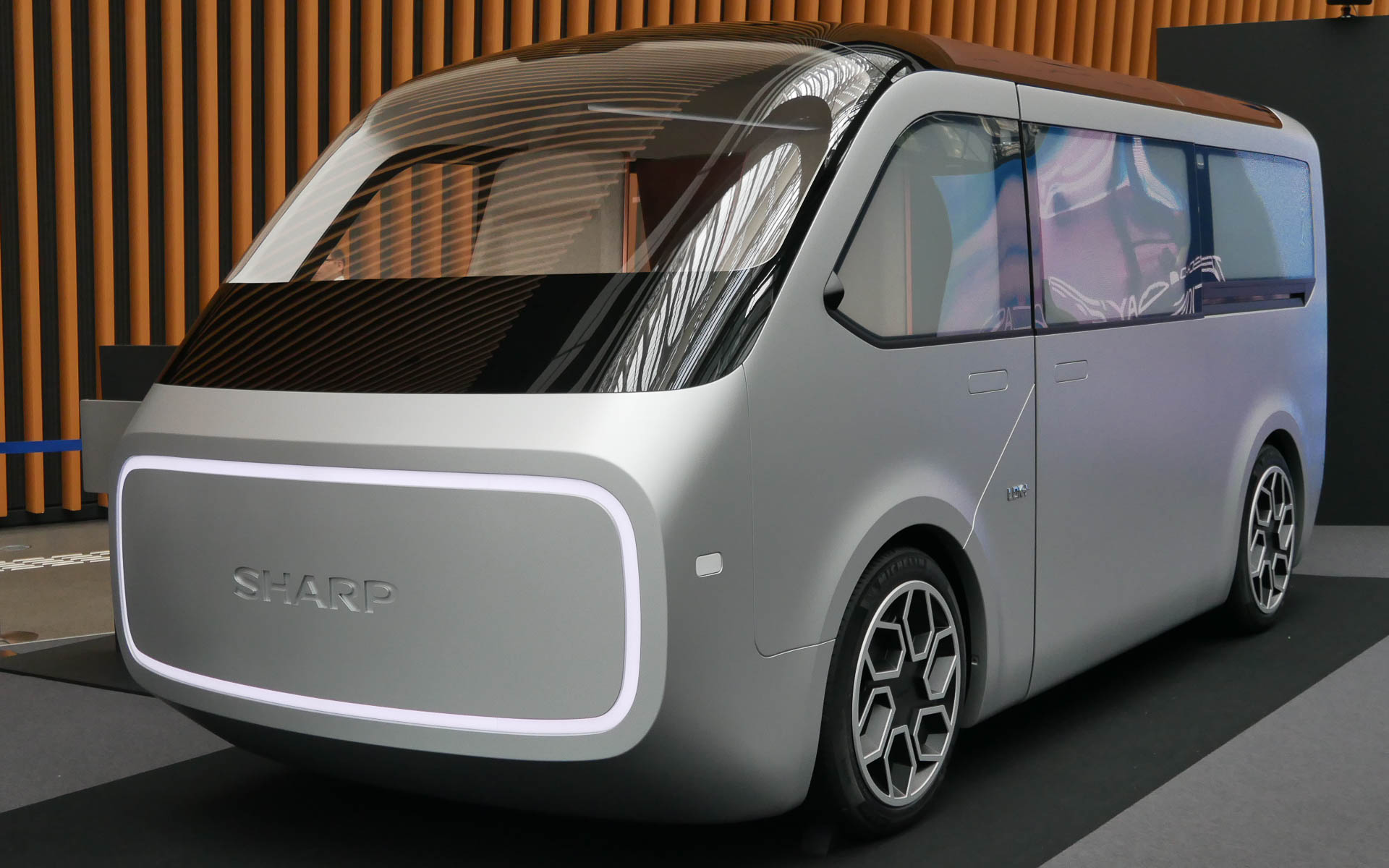 ドアを閉めると両サイドの窓の液晶シャッターが閉まり、プライベート空間となる