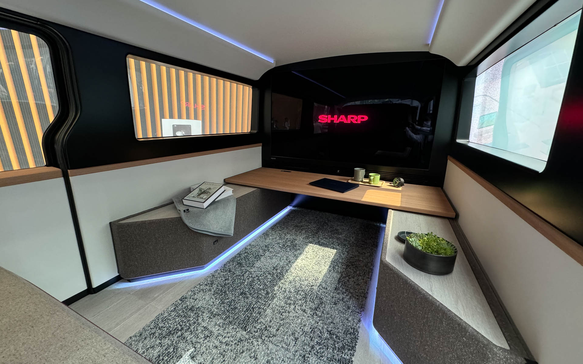 車内には65型液晶テレビが配置され、リビングルームのようになる