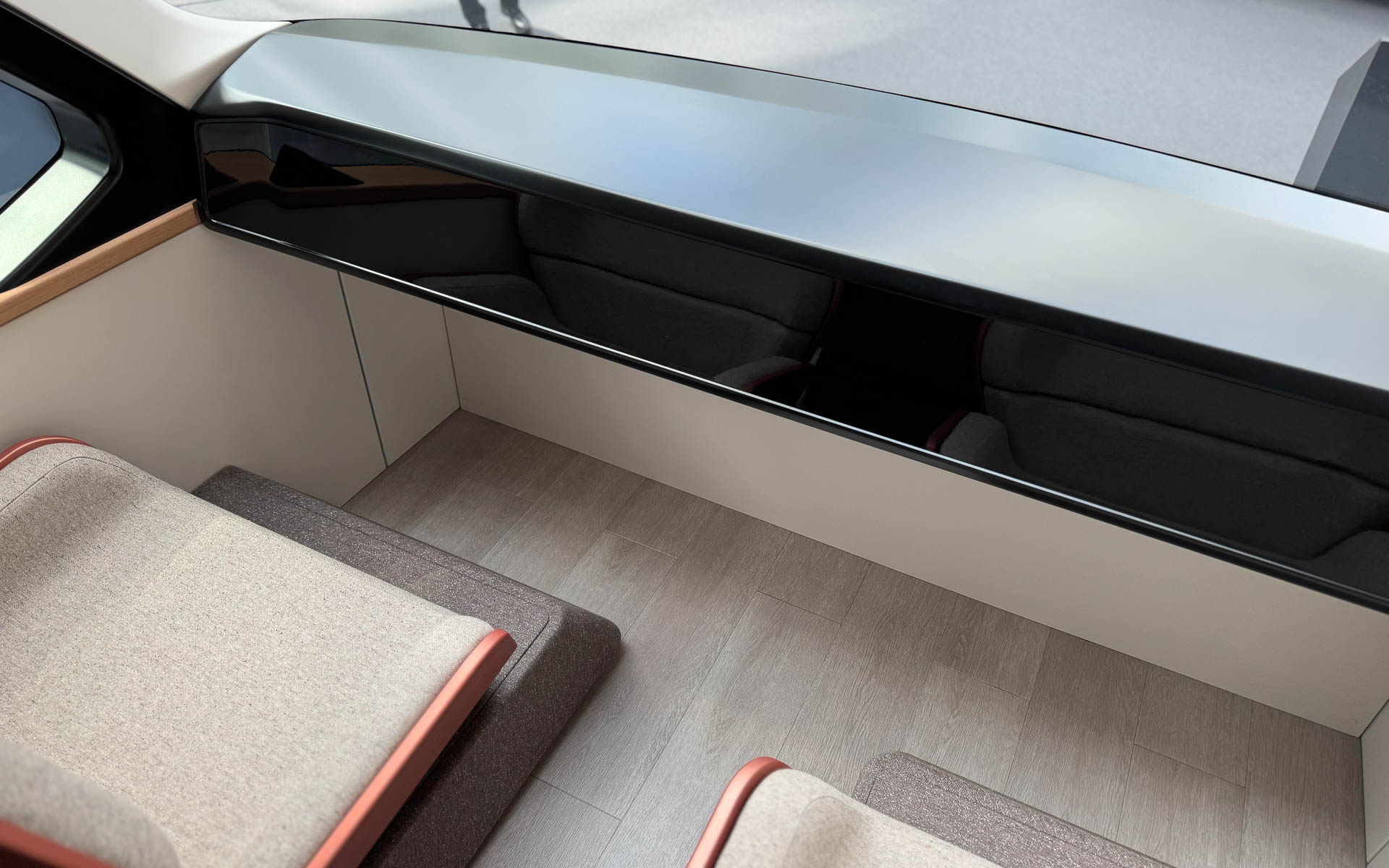 コンセプトモデルということもあり、運転席にはステアリングなどの運転に関する機器などはない