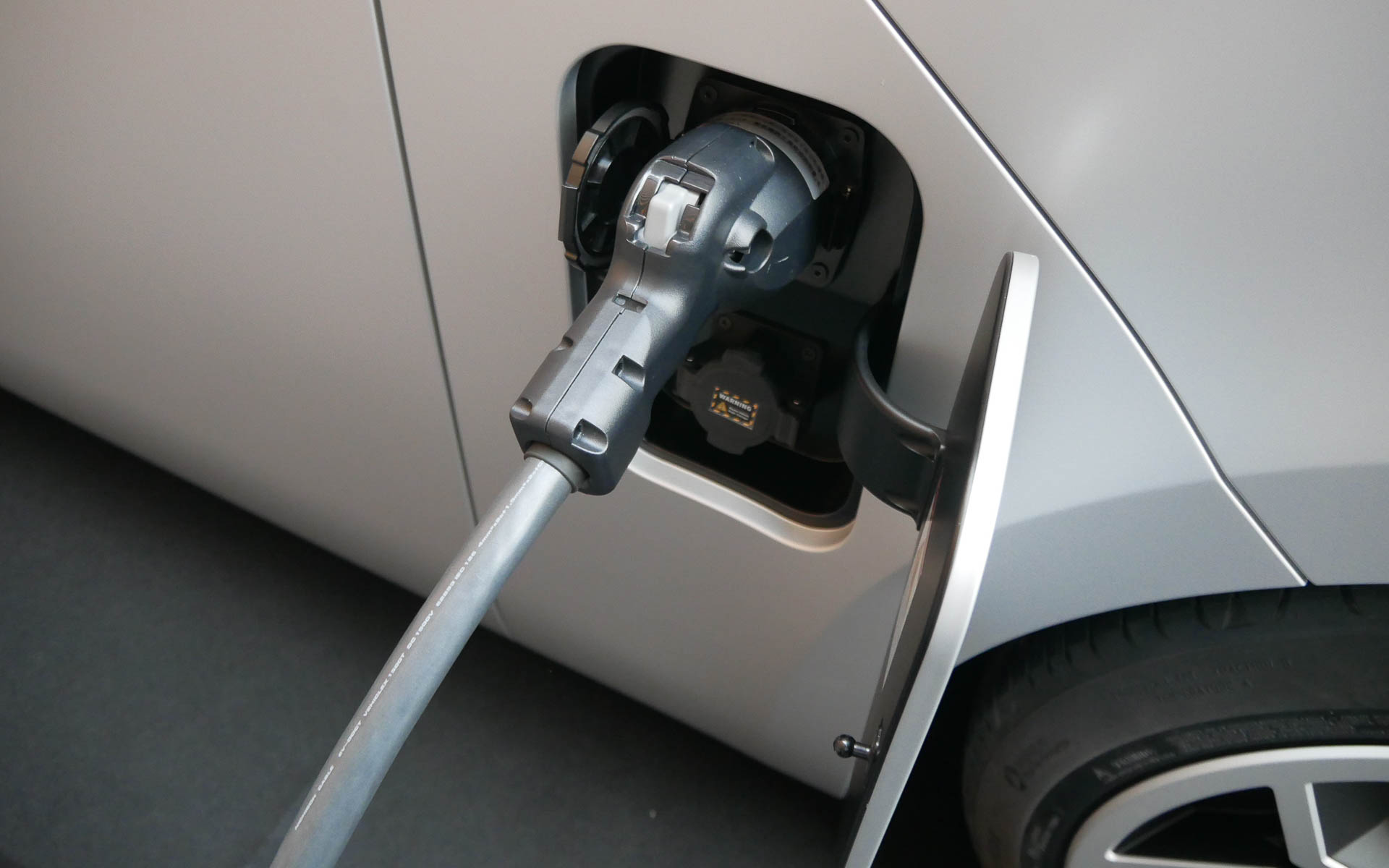 充電している様子もデモンストレーションした