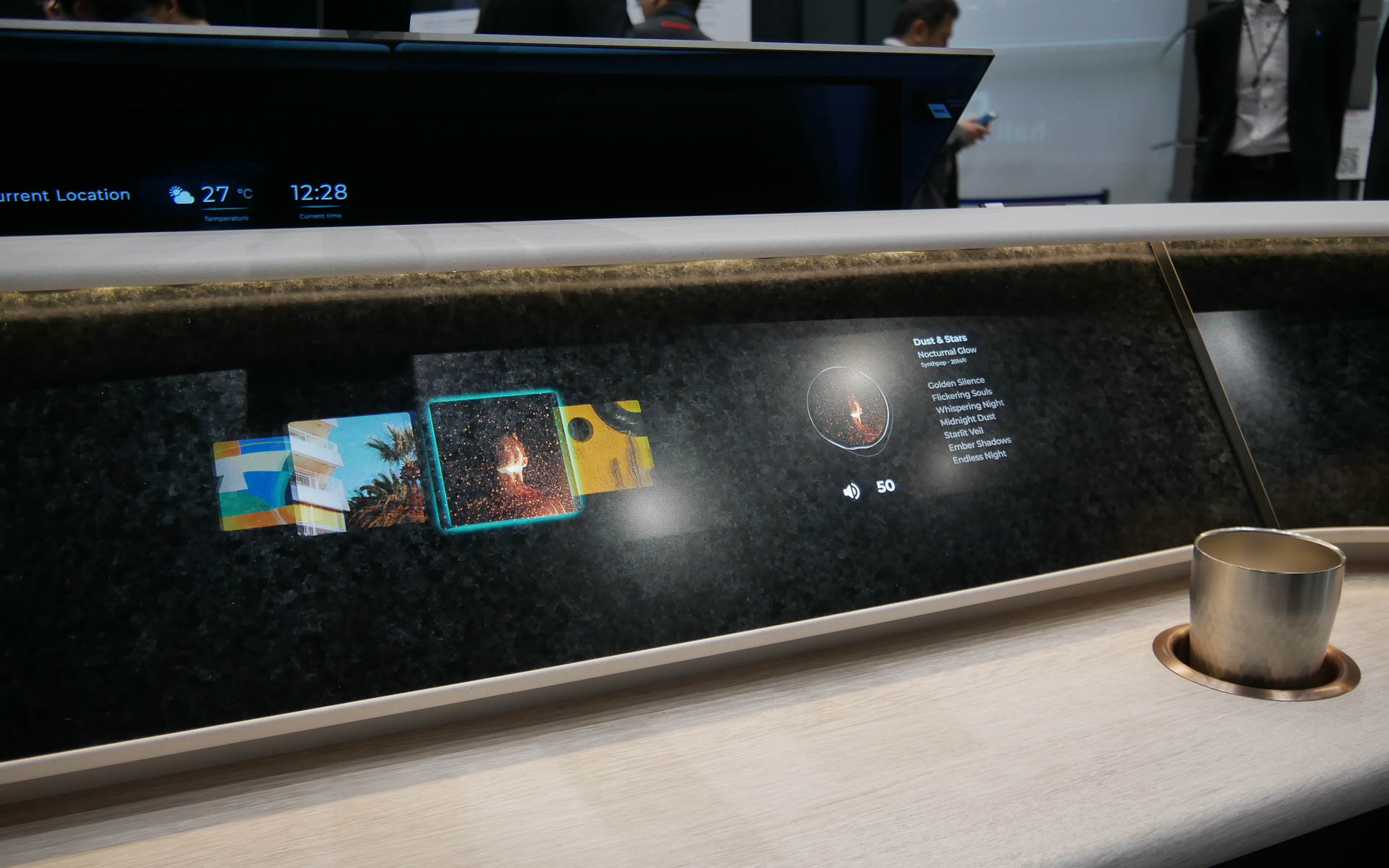 コクピットのテクスチャディスプレイには普段は何もないようなデザインだが、そこに画像が表示される