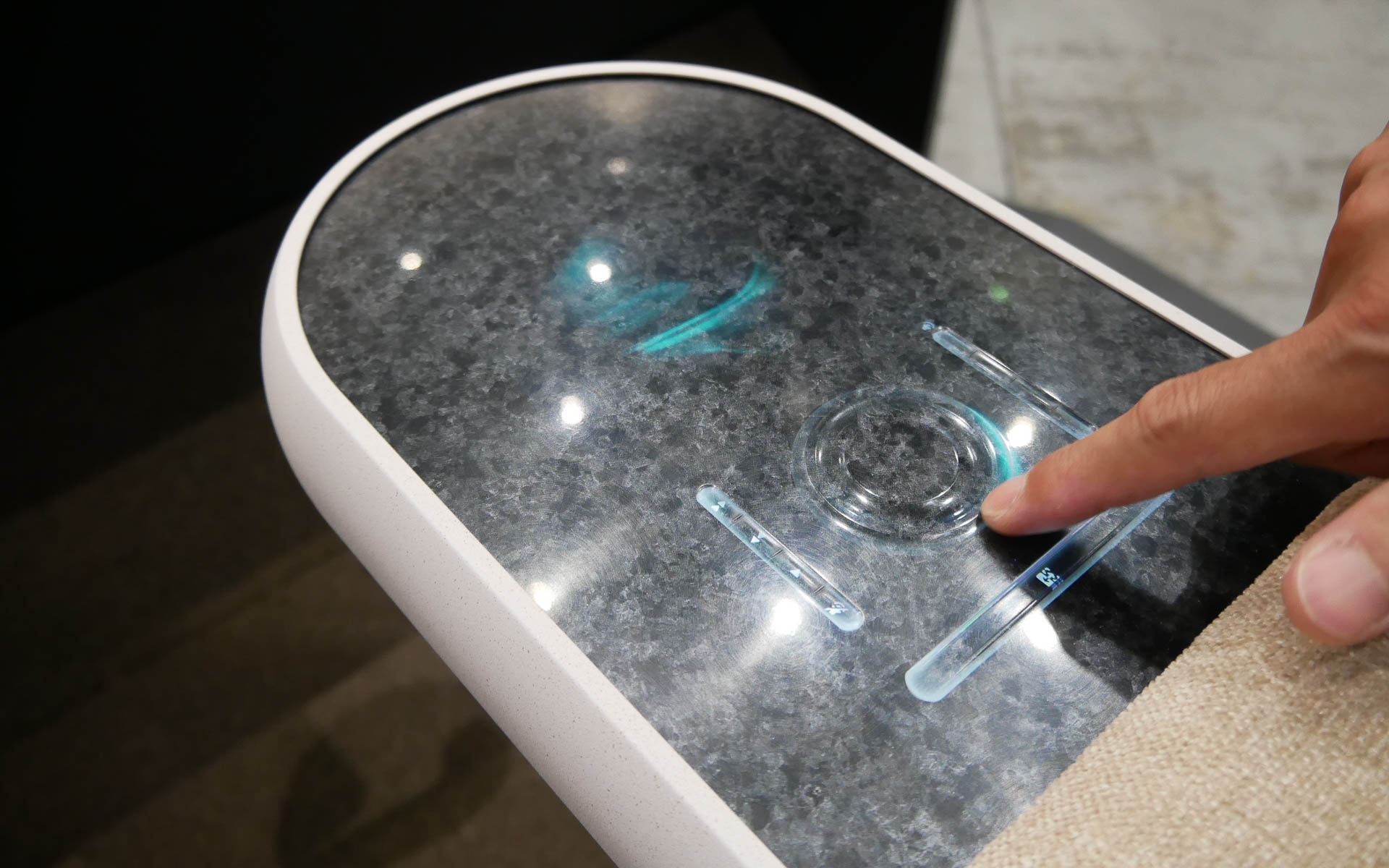 操作はアームレスト部のクリックディスプレイを使用。運転中でも行なえるように直感的なインターフェースを採用