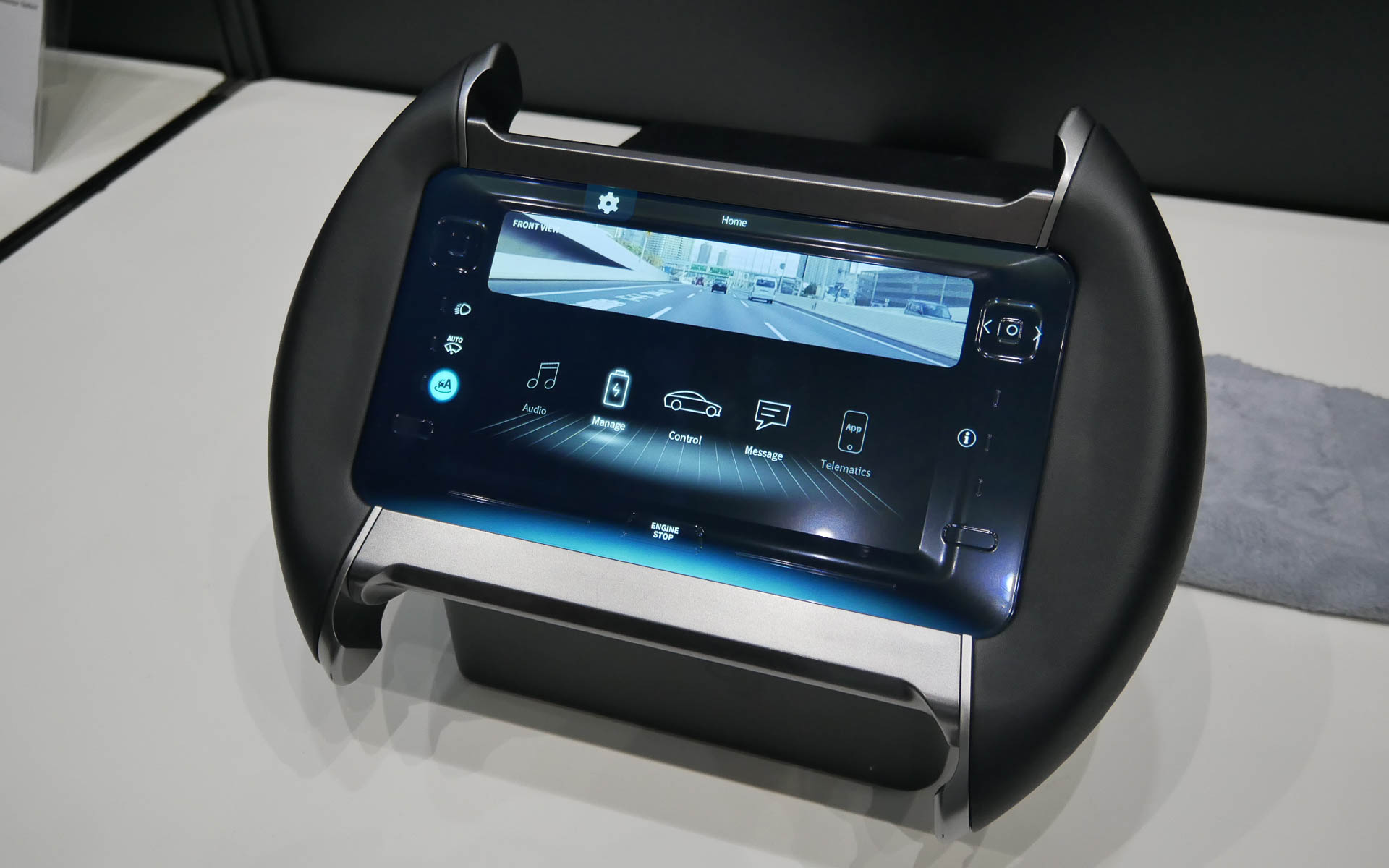 ハンドル部に搭載したクリックディスプレイ。高感度圧力センサを搭載している