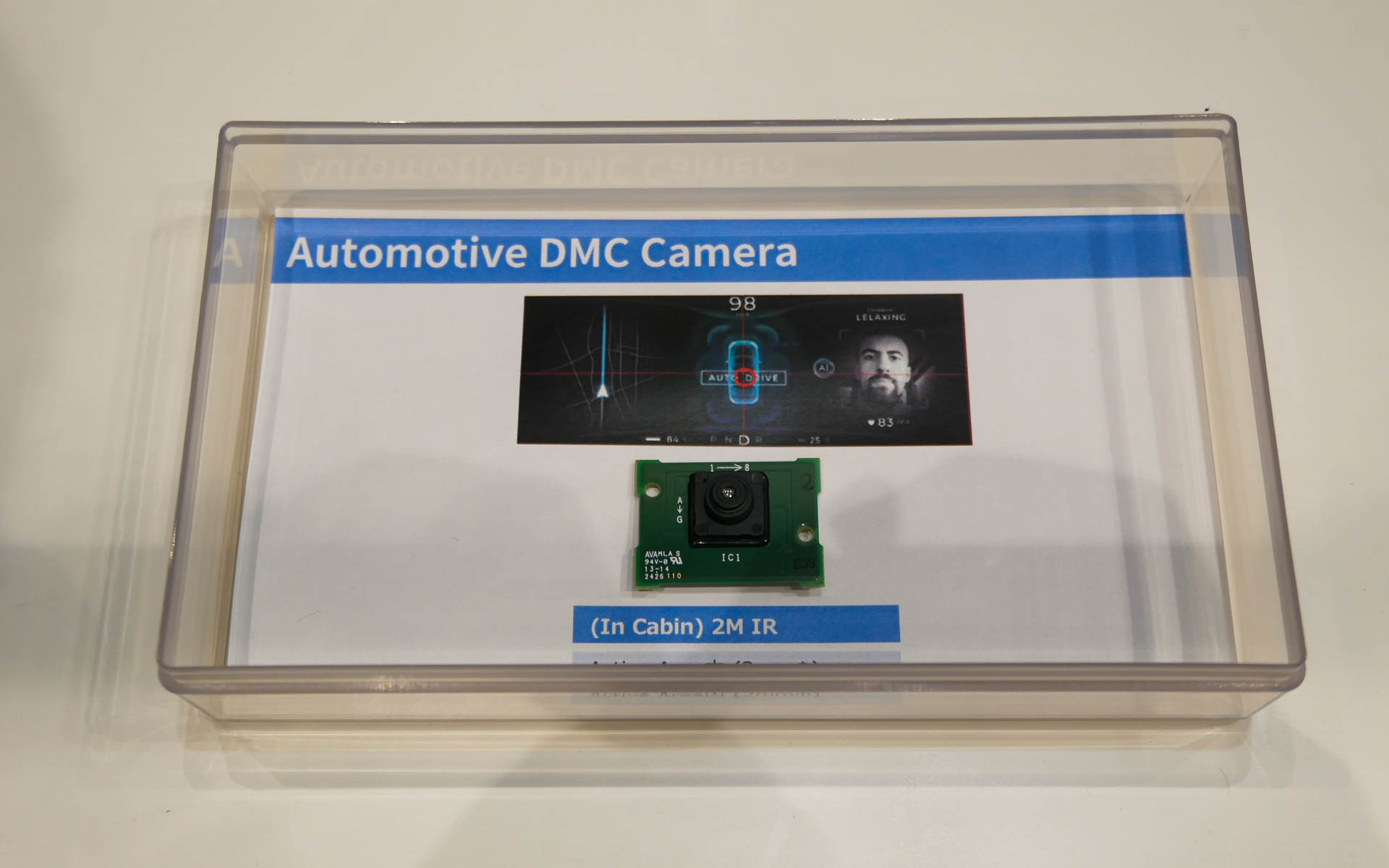 ディスプレイに埋め込まれている小型カメラモジュール