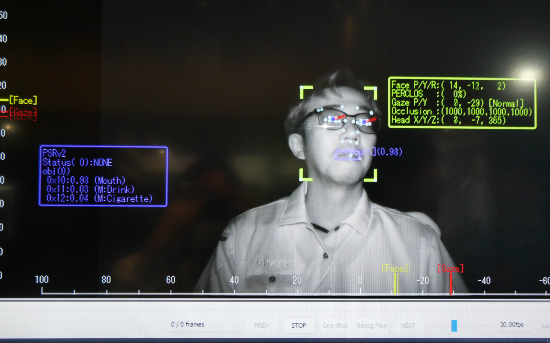 埋め込まれたカメラで運転者を撮影。視線などを把握し、ドライバーを支援する