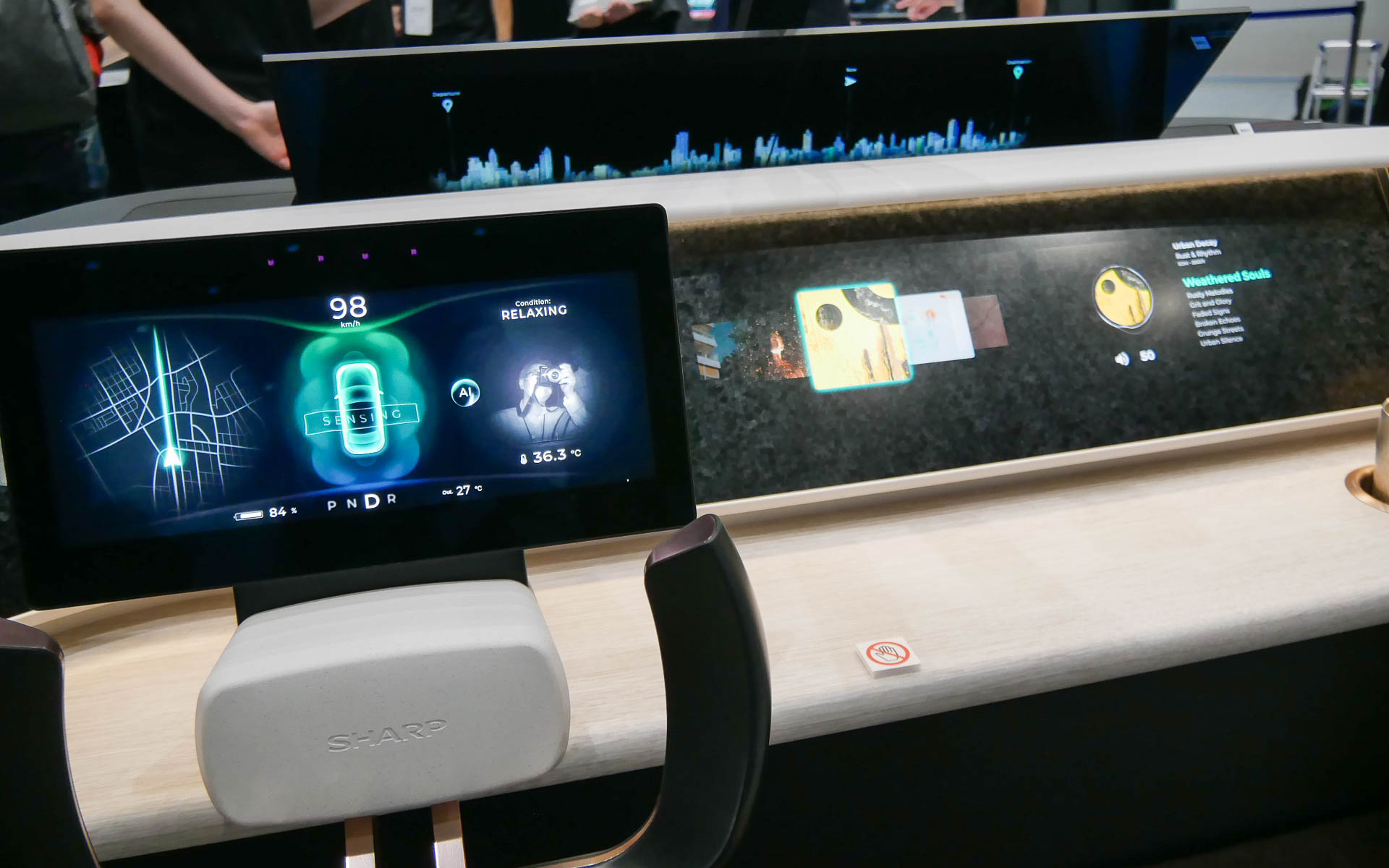 上部にあるのが大画面ヘッドアップディスプレイ。AIと連動した情報表示を行なう