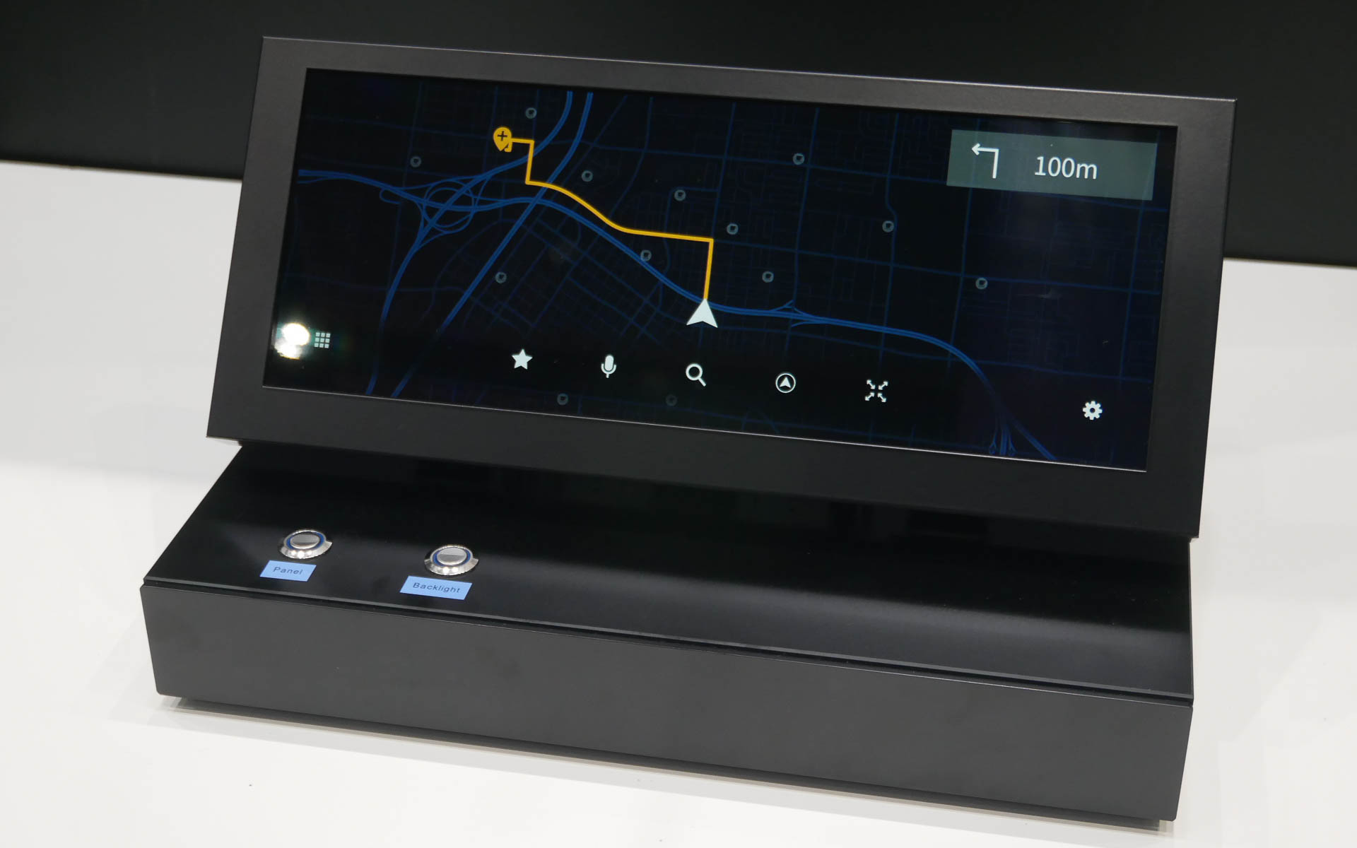 車載向け視野角切り替えディスプレイ。助手席前のディスプレイの視野角を電気的に制御し、ドライバーに安全な運転環境を実現する