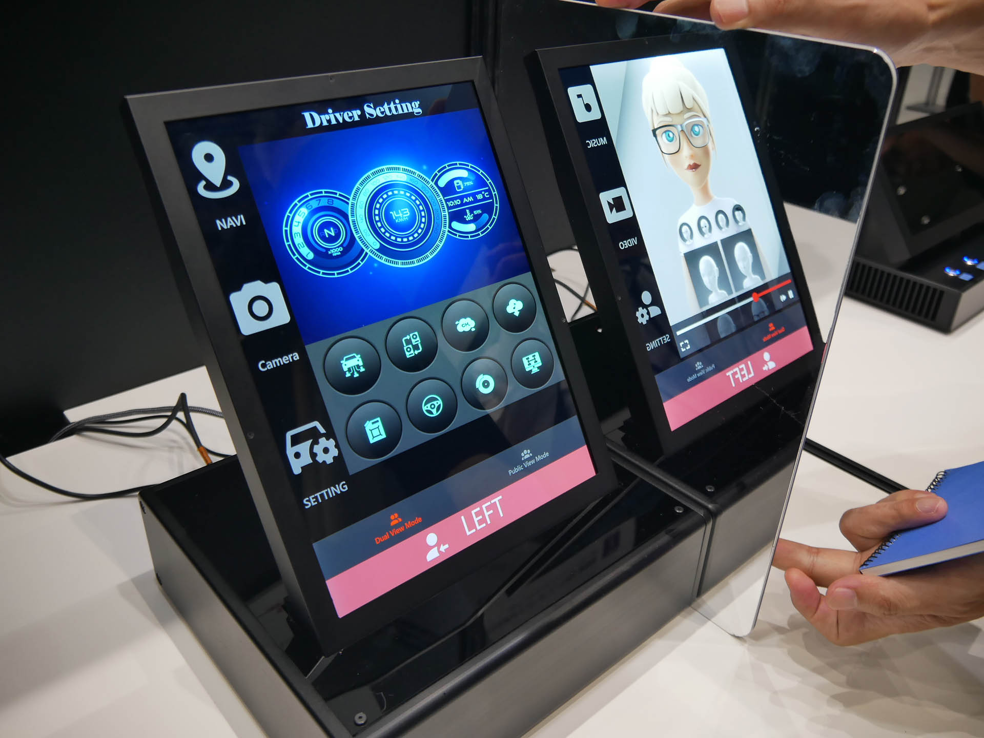 デュアルビューディスプレイ。1つの画面で2つの映像が表示できる。ディスプレイの横に鏡を置いてみると分かる