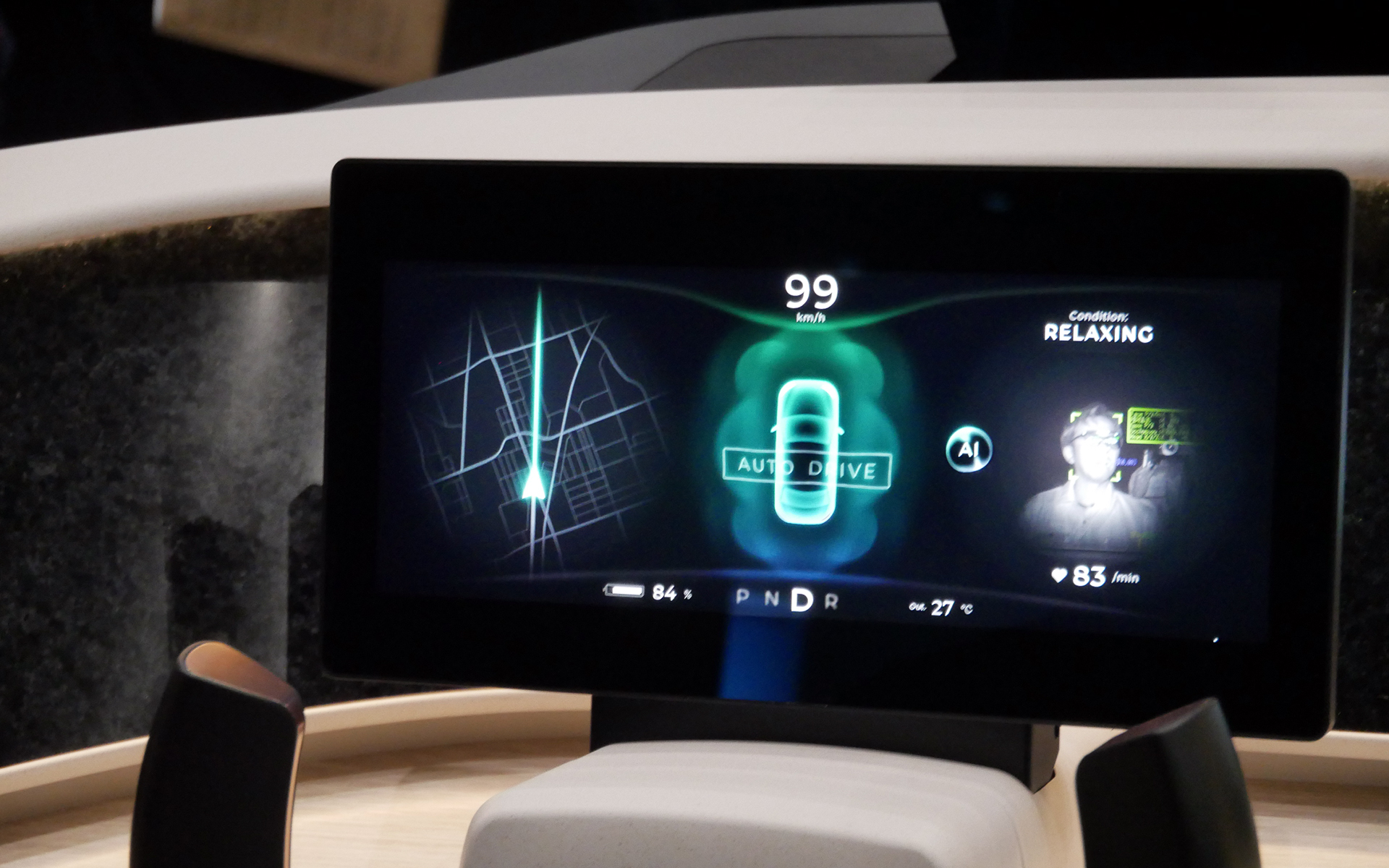 カメラ一体型ディスプレイ。ディスプレイの中央部にカメラが埋め込まれている