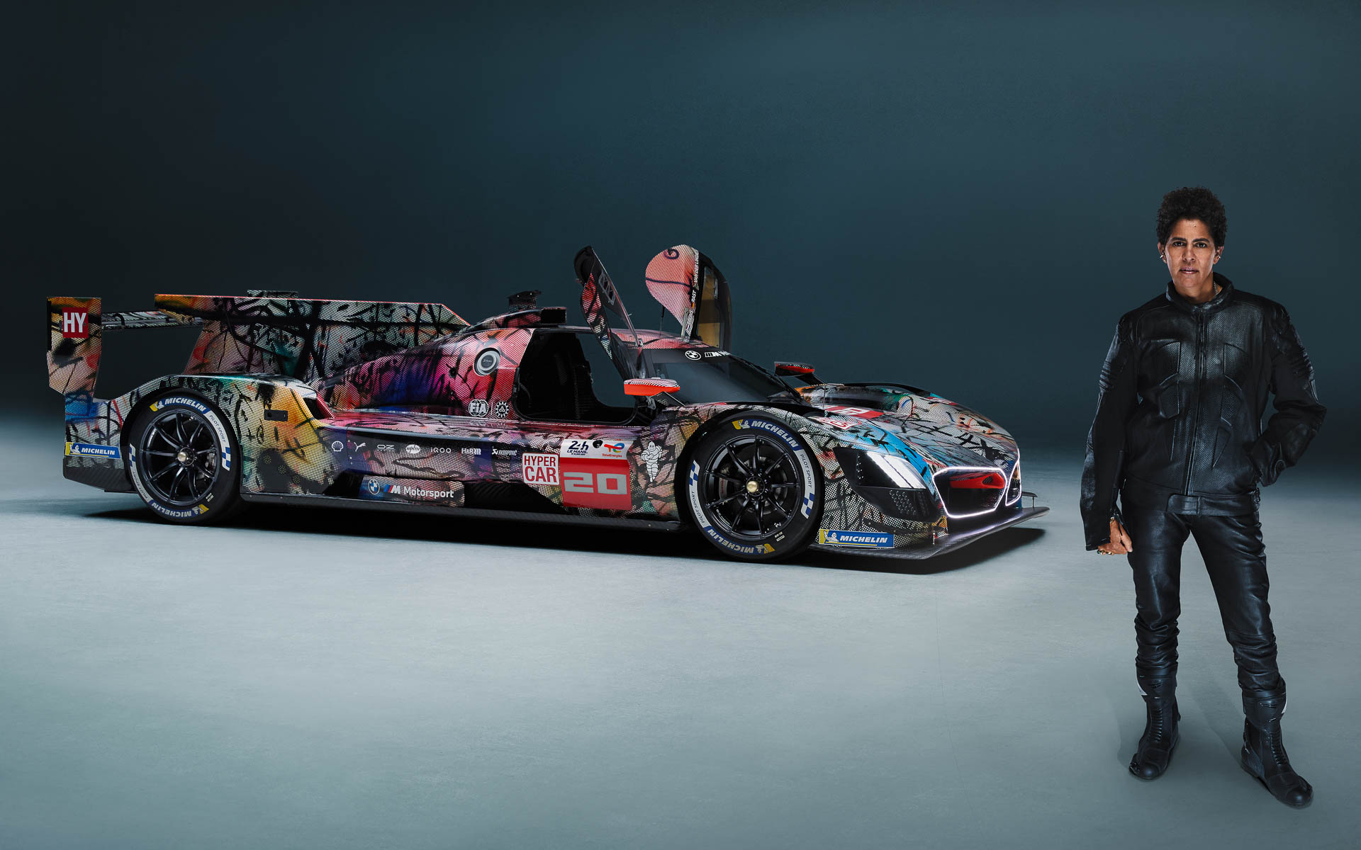 「BMW M Hybrid V8」にジュリー・メレトゥ氏がアートを施した20番目の「BMWアート・カー」