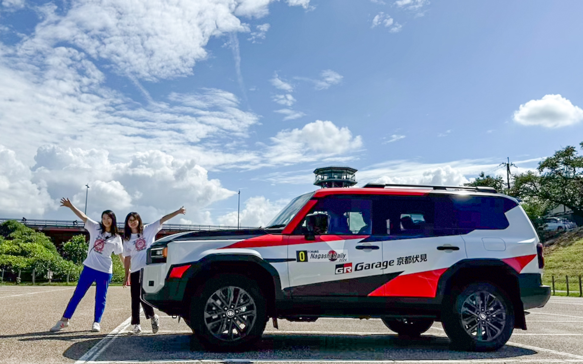 GR Garage 京都伏見　秋祭り2024で行われた「Forum8 ナガシーラリー2024」で、ランドクルーザー250のゼロカーを務めさせていただきました！　京都に土地勘のない2人でかなり頼りないゼロカーでしたが（笑）、車内でケンカしながらもチェックポイントでは素敵な写真も撮れて、楽しかったですよ〜。この模様はGR Garage 京都伏見やOKISHU、吉田由美さんの各YouTubeチャンネルで近日公開！