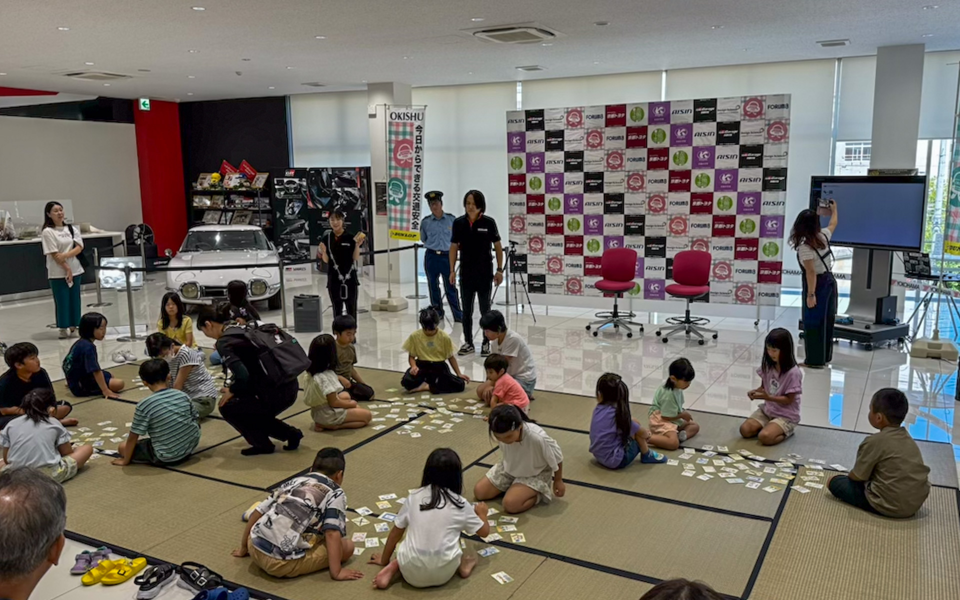 SNSに起因する子どもの性被害を防止するため、遊びながら楽しく学べるカルタ「性被害やっつけたるわファミかるた」を使って、大カルタ大会を開催。子どもたちの白熱した勝負が繰り広げられました