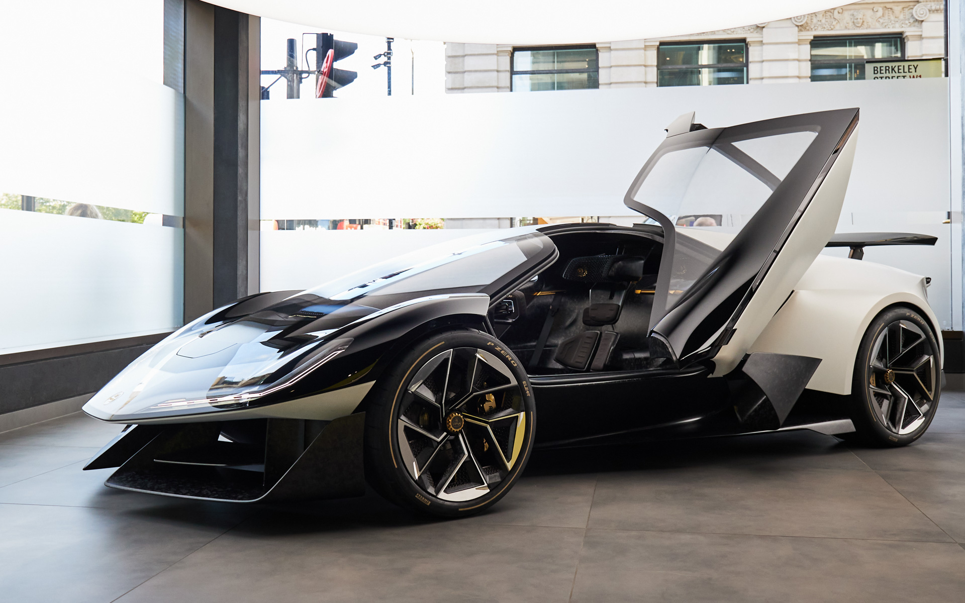 ロータスのEVコンセプト「セオリー1」