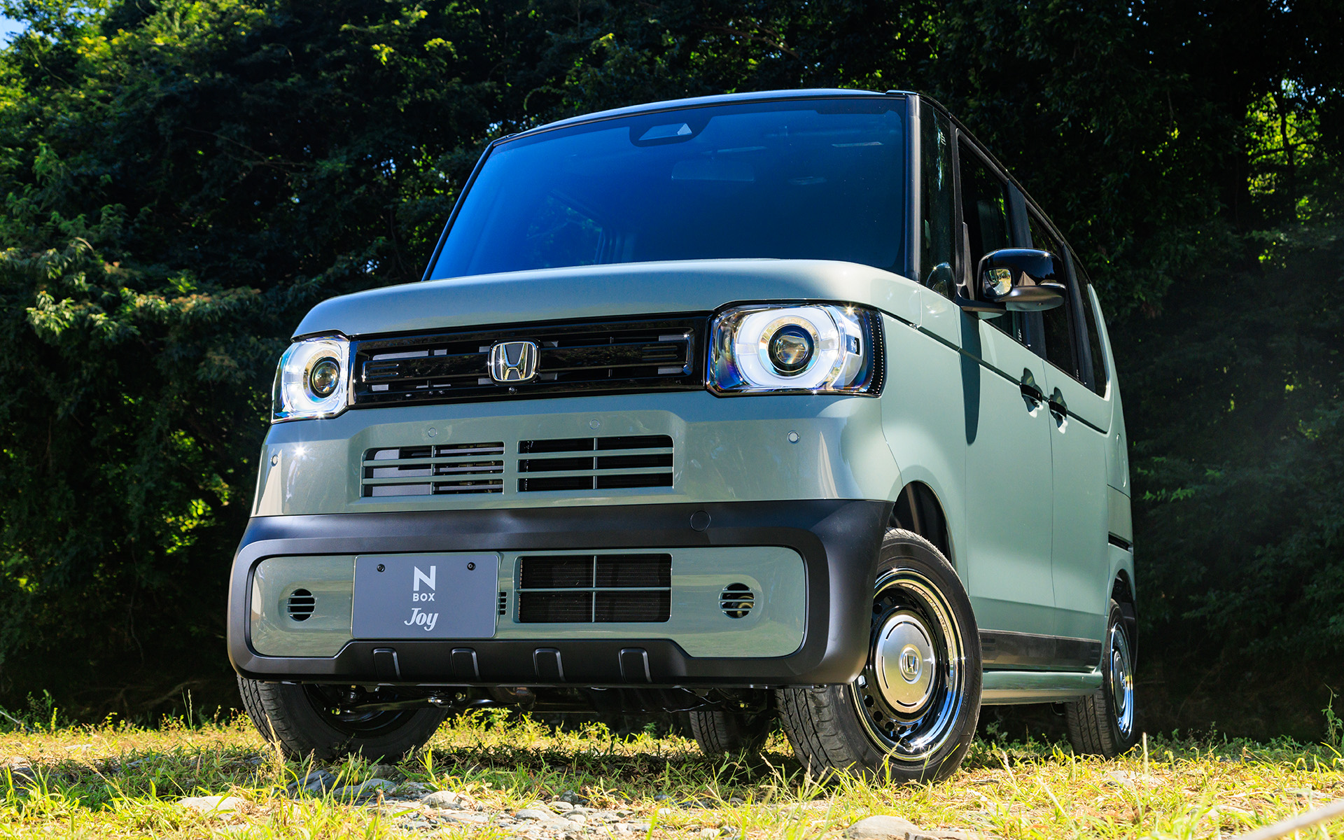 N-BOXの新たなバリエーションモデルとなるN-BOX JOY。撮影車両はターボエンジン車。ボディカラーはボタニカルグリーン・パール 2トーン