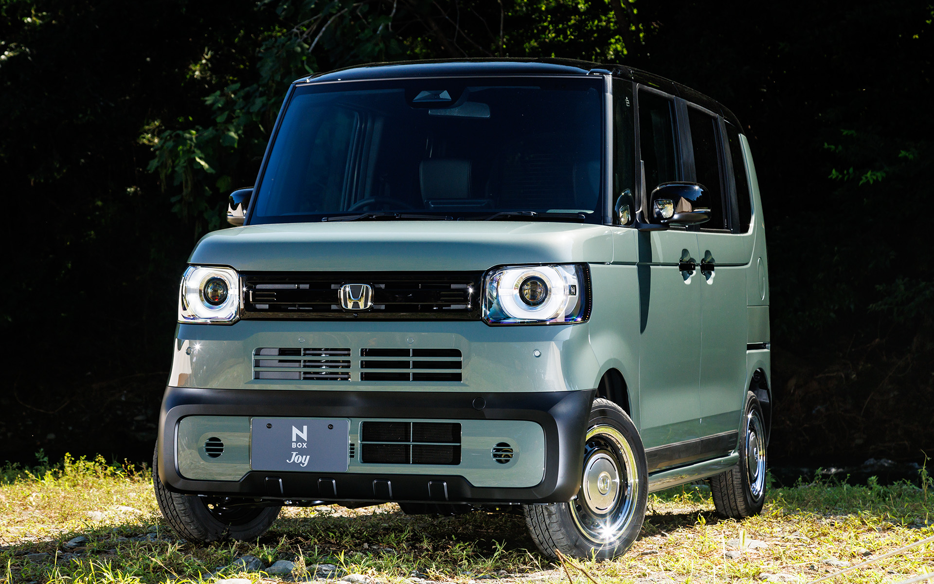 アースカラーや樹脂パーツなどで標準車と差別化