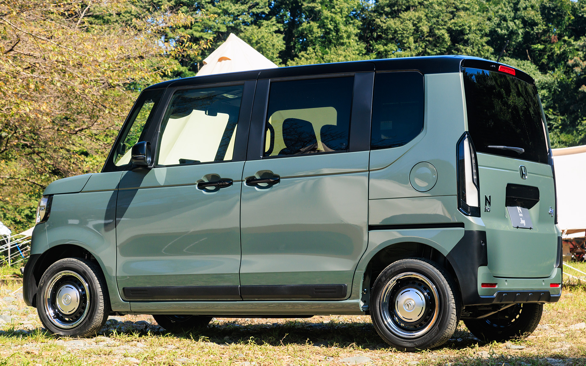 アースカラーや樹脂パーツなどで標準車と差別化