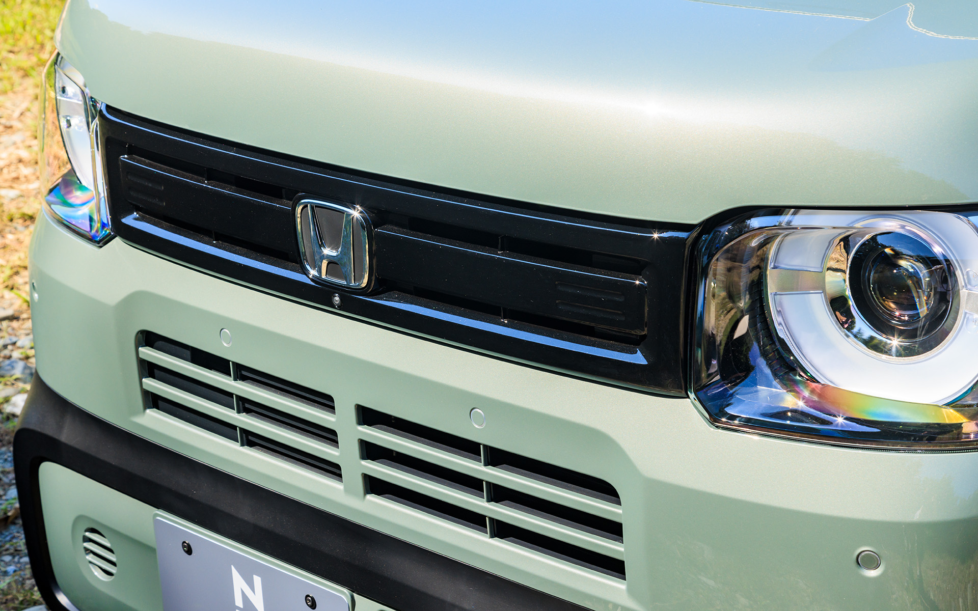 フロントはグリルとバンパーが専用パーツとなる