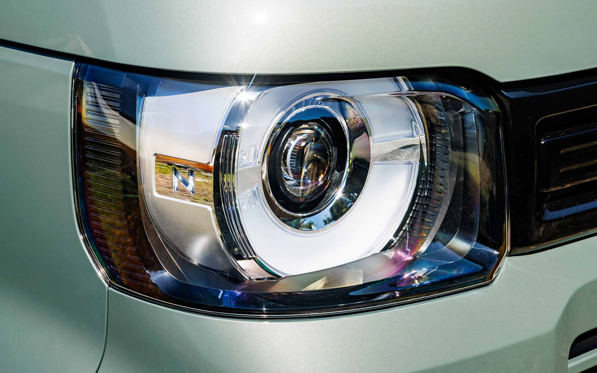 リング部がアルミ蒸着のパーツで上下分割される