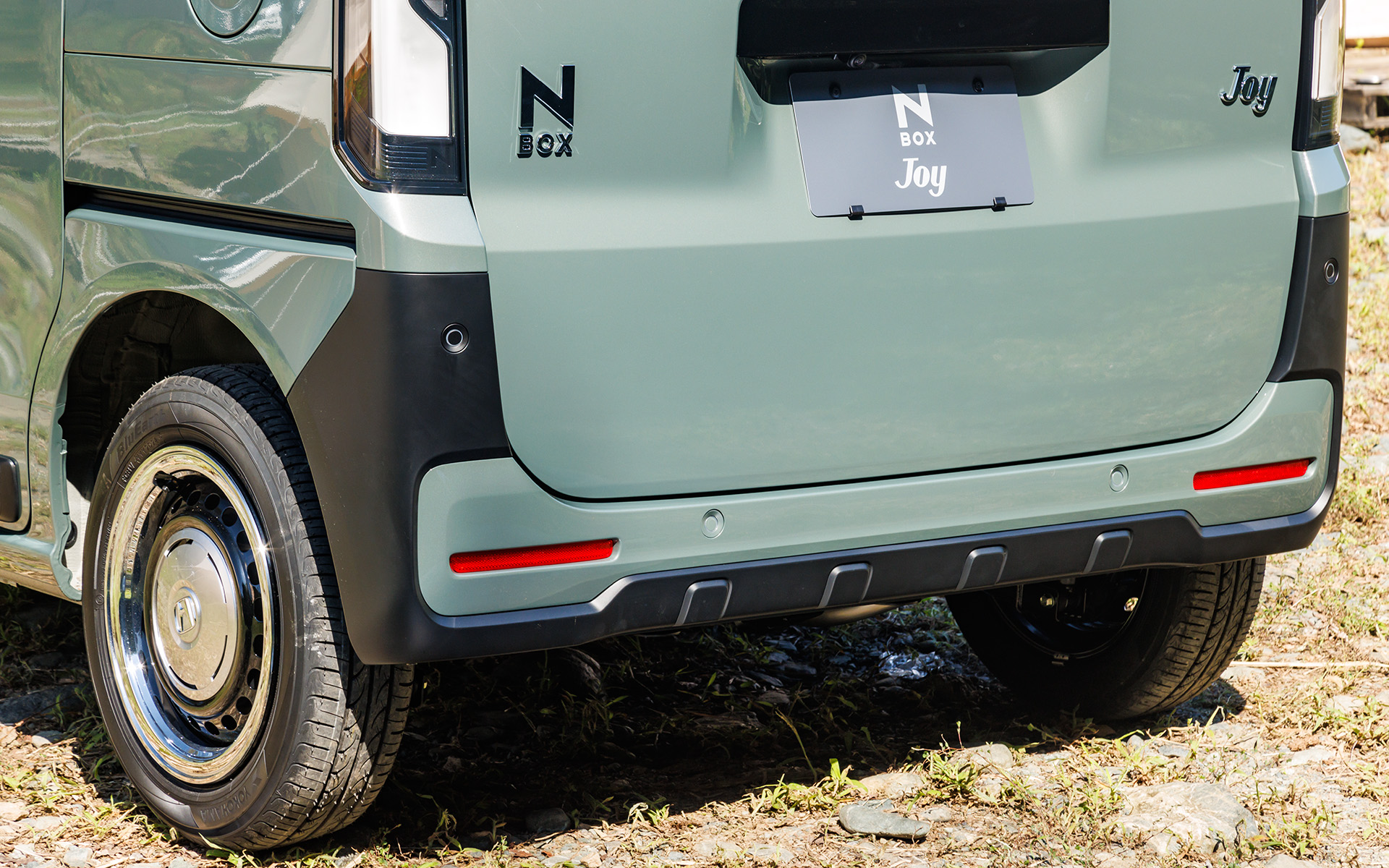 バンパーガーニッシュ付きの専用リアバンパー