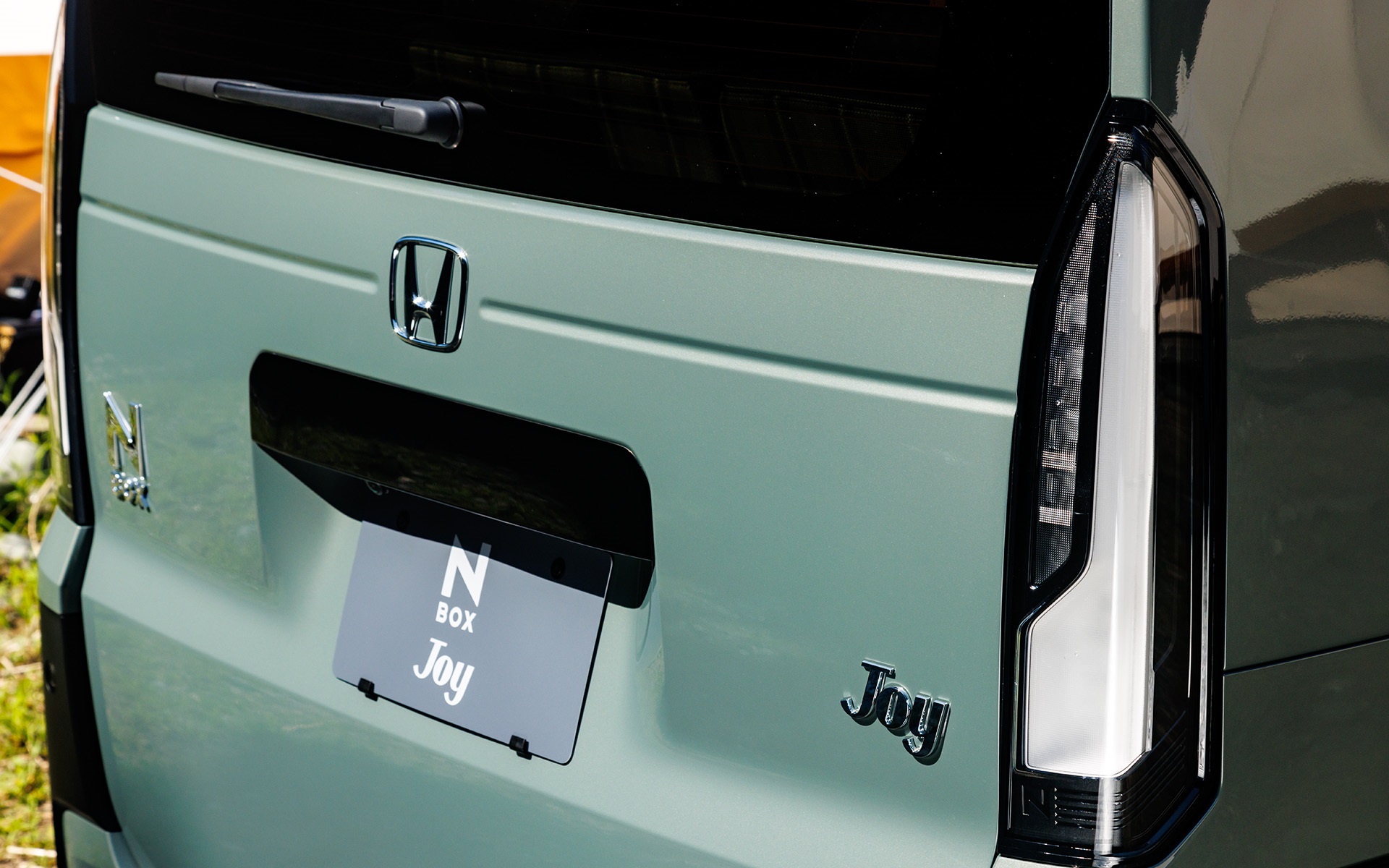 ブラックのライセンスガーニッシュを採用。リアコンビネーションランプはカスタムと同様。「Joy」の書体にもこだわったという