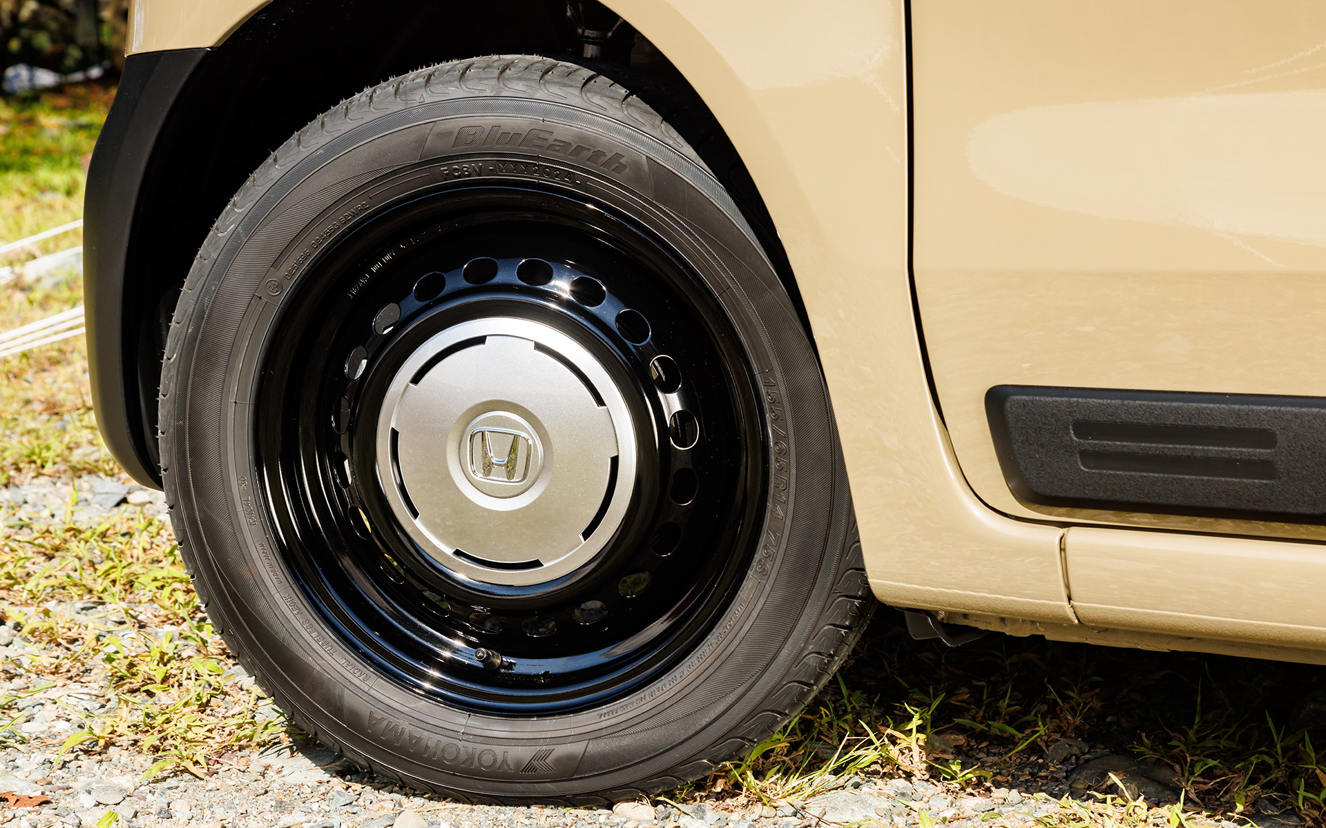 ホイールは鉄ホイール+ハーフキャップの組み合わせ。装着車両のタイヤは横浜ゴム「ブルーアース」でサイズは155/65R14