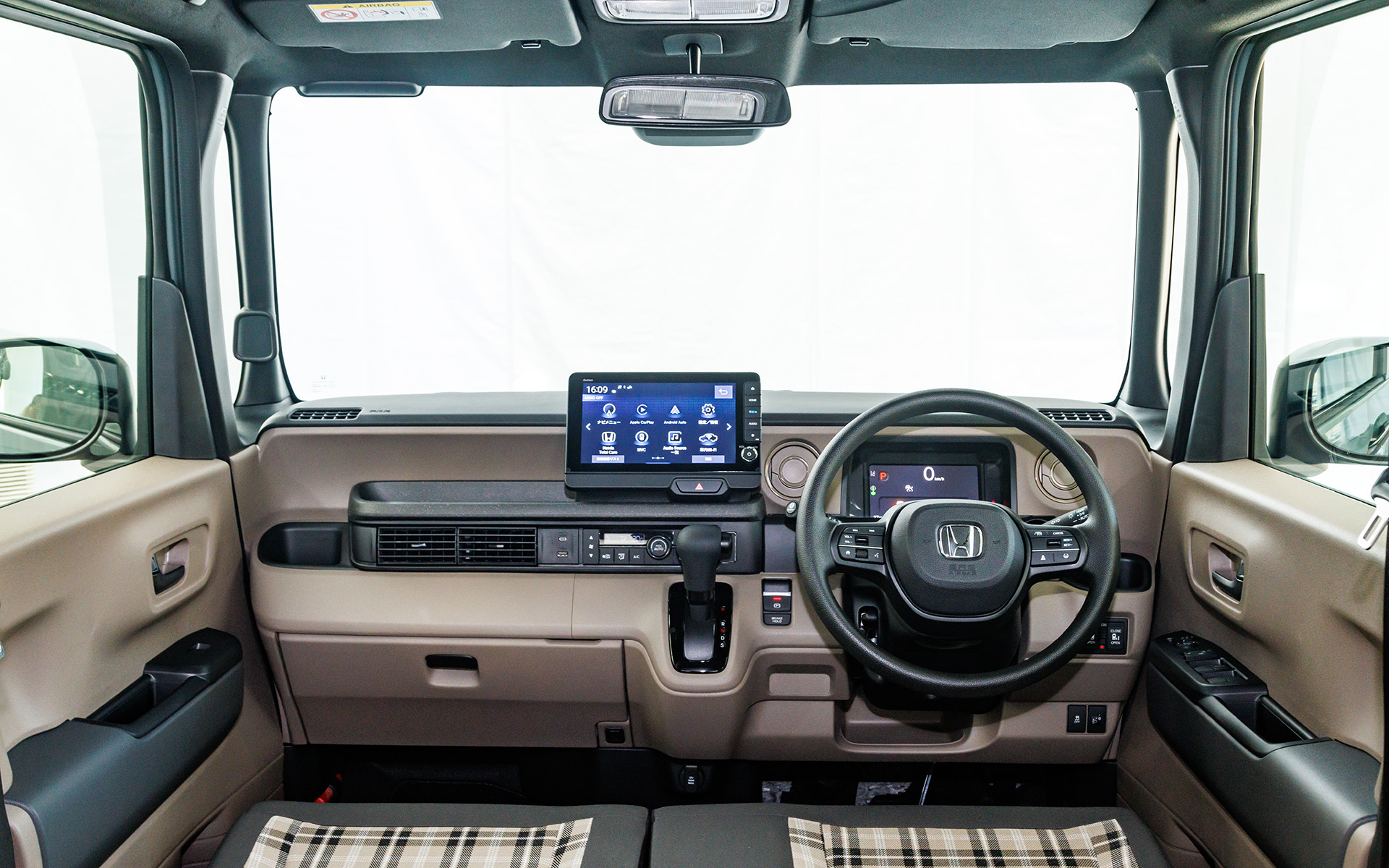 内装は明るいブラウンとブラックのコンビネーション。ルーフはブラック