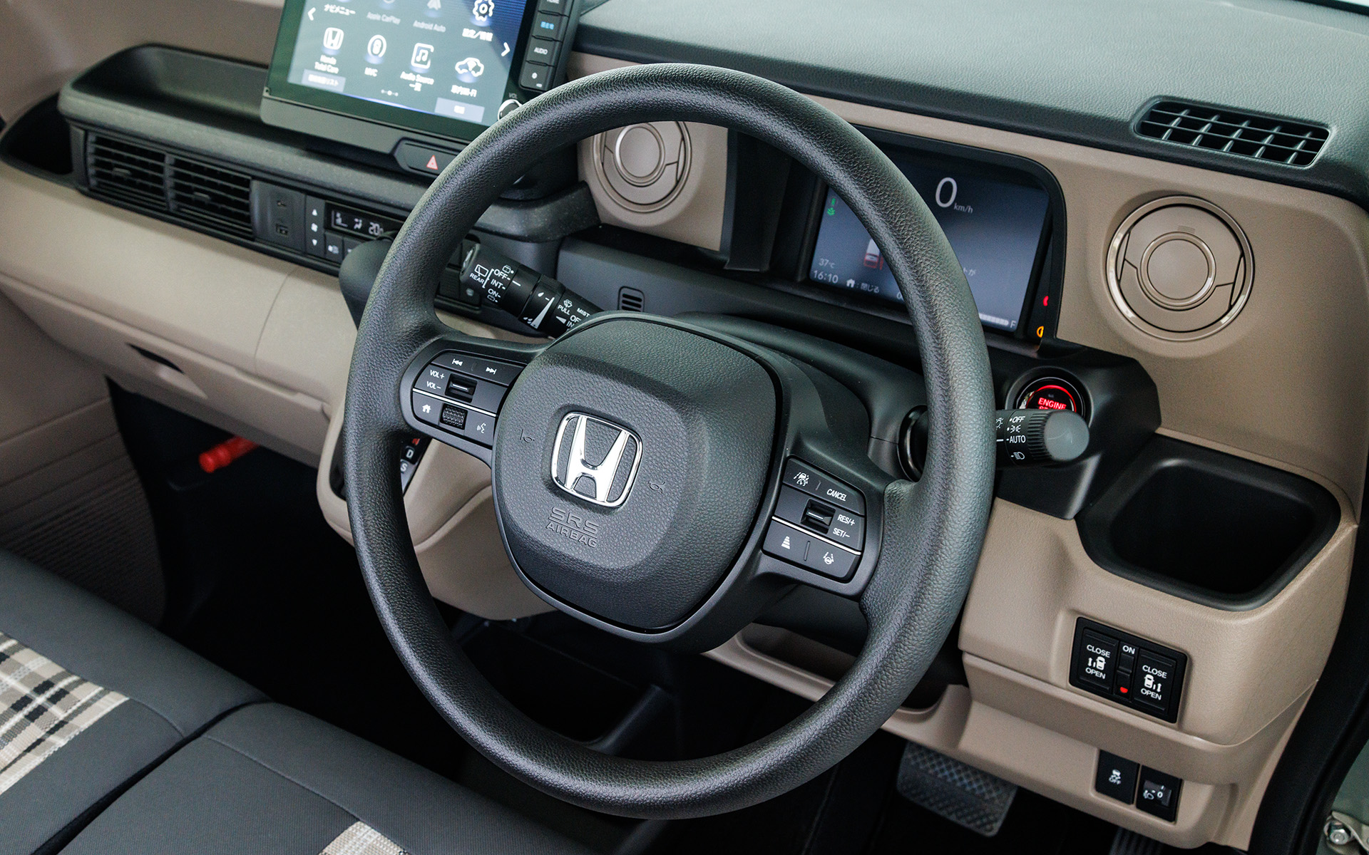 ステアリングは2本スポークタイプ