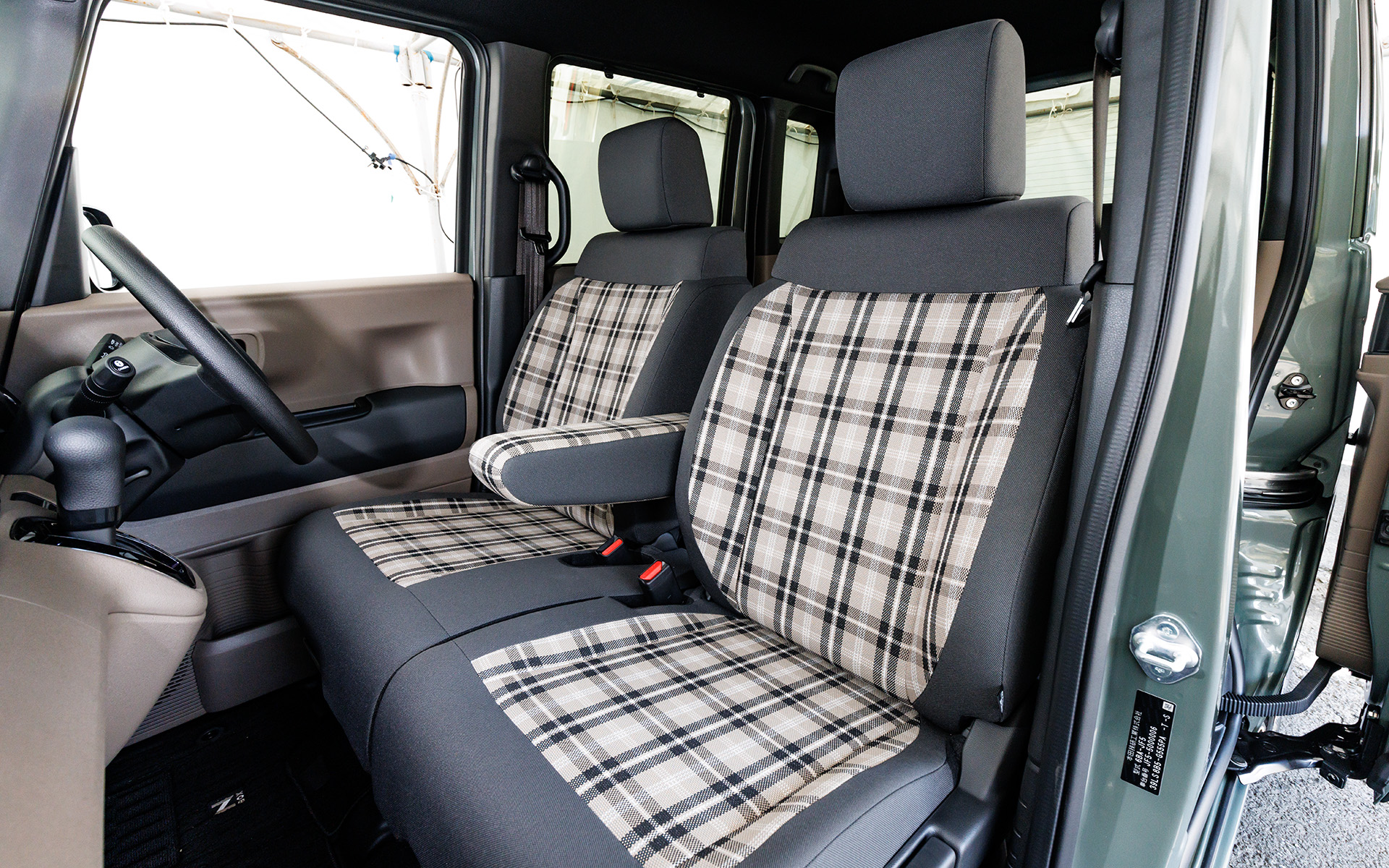 シート表皮はチェック柄部分を含めてファブリックとなる