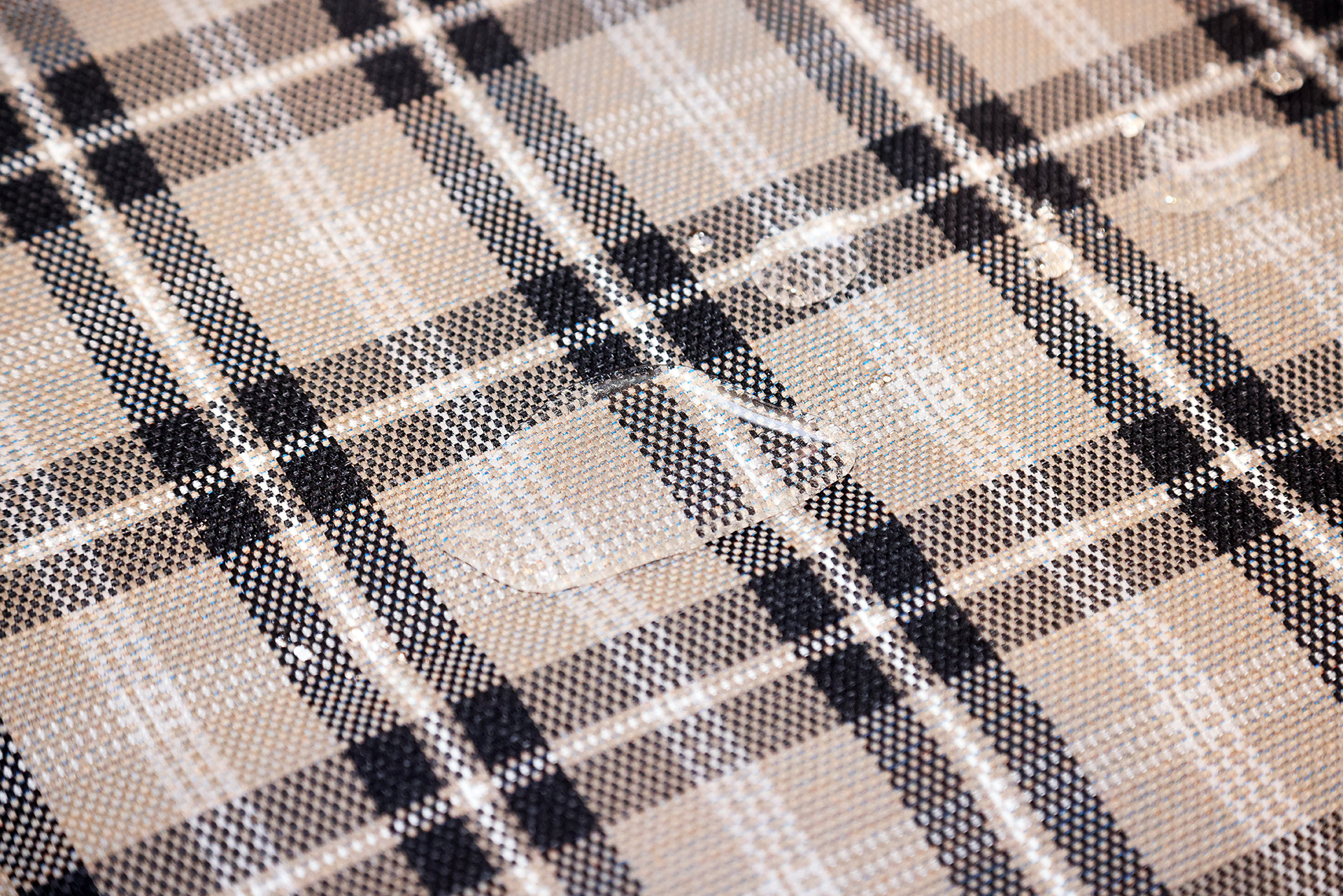 Nシリーズ初となる撥水表皮を採用。キズ付きにも耐性があるという。白、黒、茶の糸だけに見えるが、虫眼鏡で見ると赤や青も入っていて、それが明るい雰囲気を生み出している