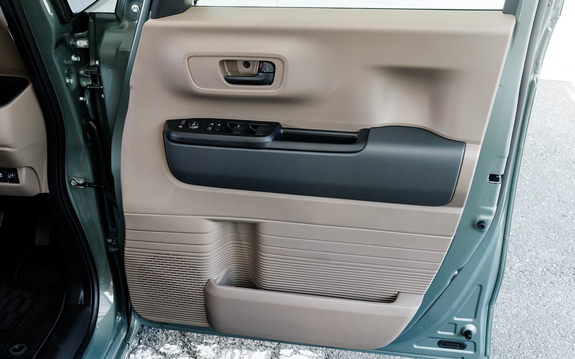 運転席ドアトリム。ターボエンジン車とはアームレスト部分の素材が異なる