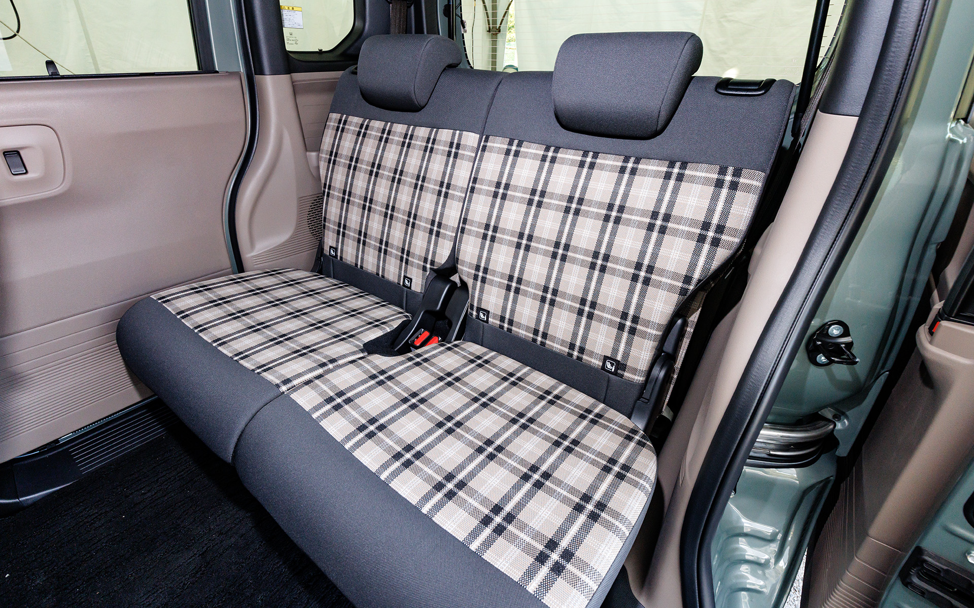 リアシートは5：5の分割式