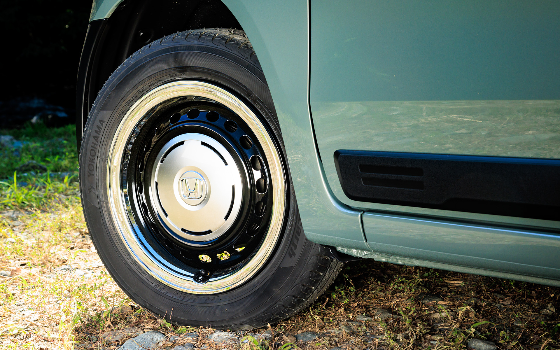 鉄ホイール+ハーフキャップ、それにメッキリングを装着。タイヤは自然吸気エンジン車と同じ